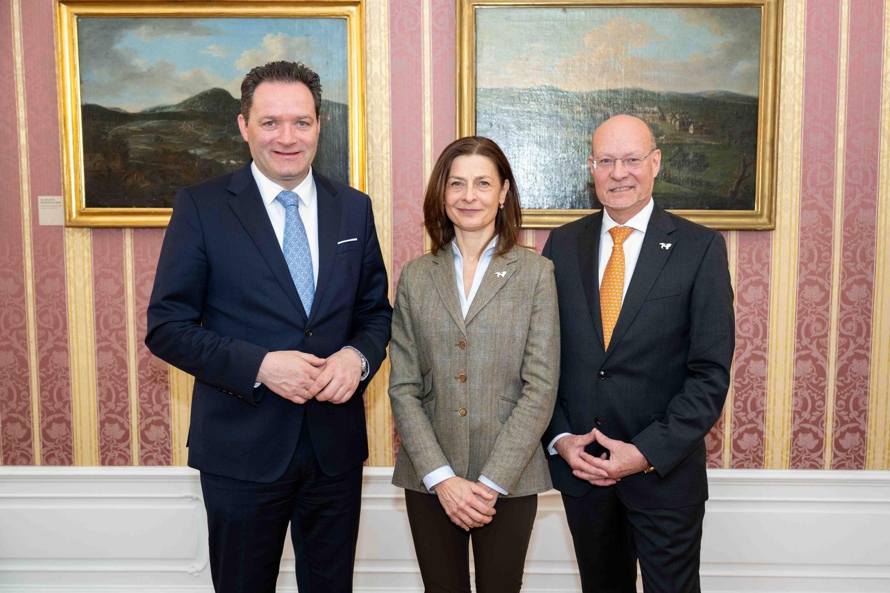 Die fr&uuml;here Chefin des Hofburg-Kongresszentrums in Wien, Alexandra Kaszay, wird neue Chefin der Spanischen Hofreitschule. Sie wurde am Dienstag bei einem Medientermin mit Landwirtschaftsminister Norbert Totschnig und dem Aufsichtsratsvorsitzenden der Spanischen Hofreitschule, Michael Enzinger, pr&auml;sentiert.