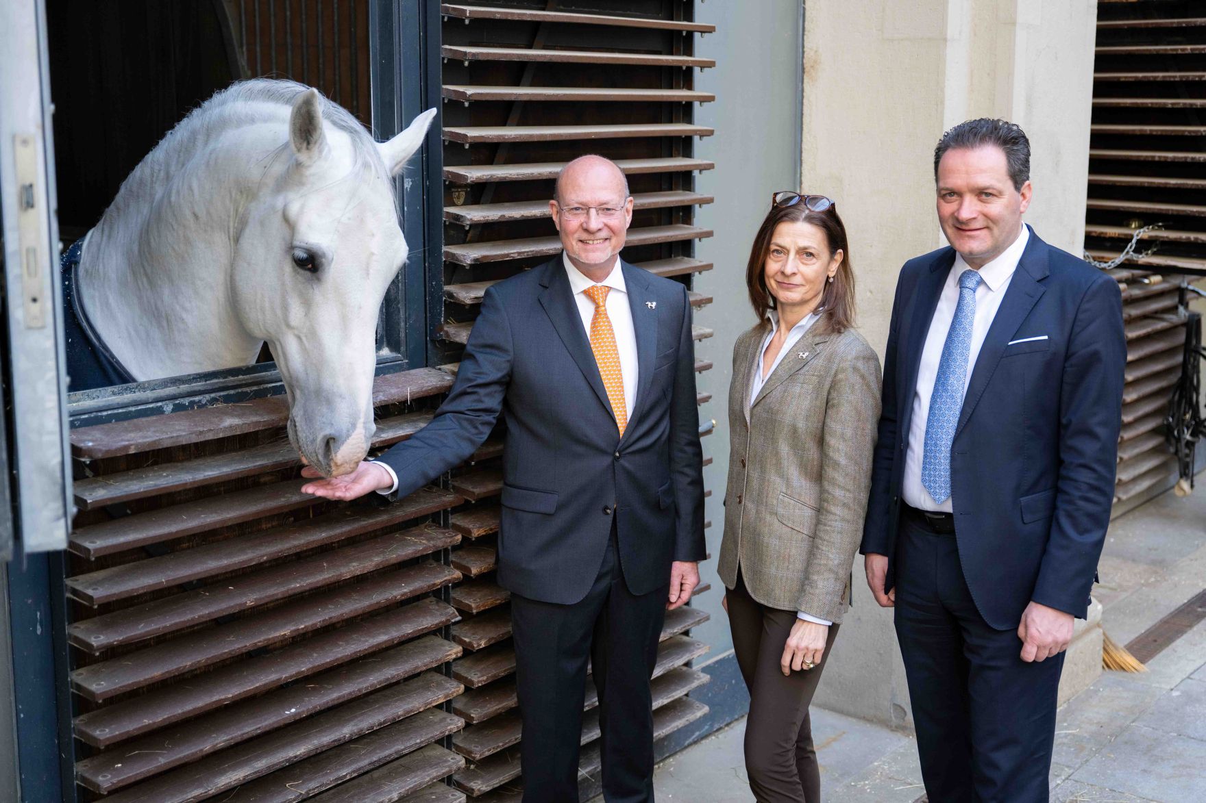 Die fr&uuml;here Chefin des Hofburg-Kongresszentrums in Wien, Alexandra Kaszay, wird neue Chefin der Spanischen Hofreitschule. Sie wurde am Dienstag bei einem Medientermin mit Landwirtschaftsminister Norbert Totschnig und dem Aufsichtsratsvorsitzenden der Spanischen Hofreitschule, Michael Enzinger, pr&auml;sentiert.