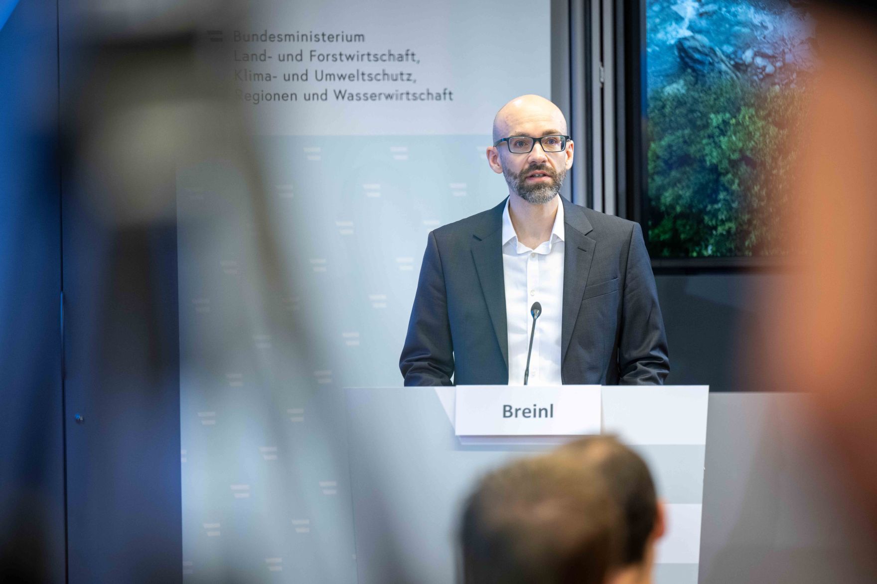 Bei einer Pressekonferenz im Regierungsgeb&auml;ude am Stubenring pr&auml;sentierte Bundesminister Norbert Totschnig die Zwischenergebnisse der Studie "Wasser im Klimawandel".