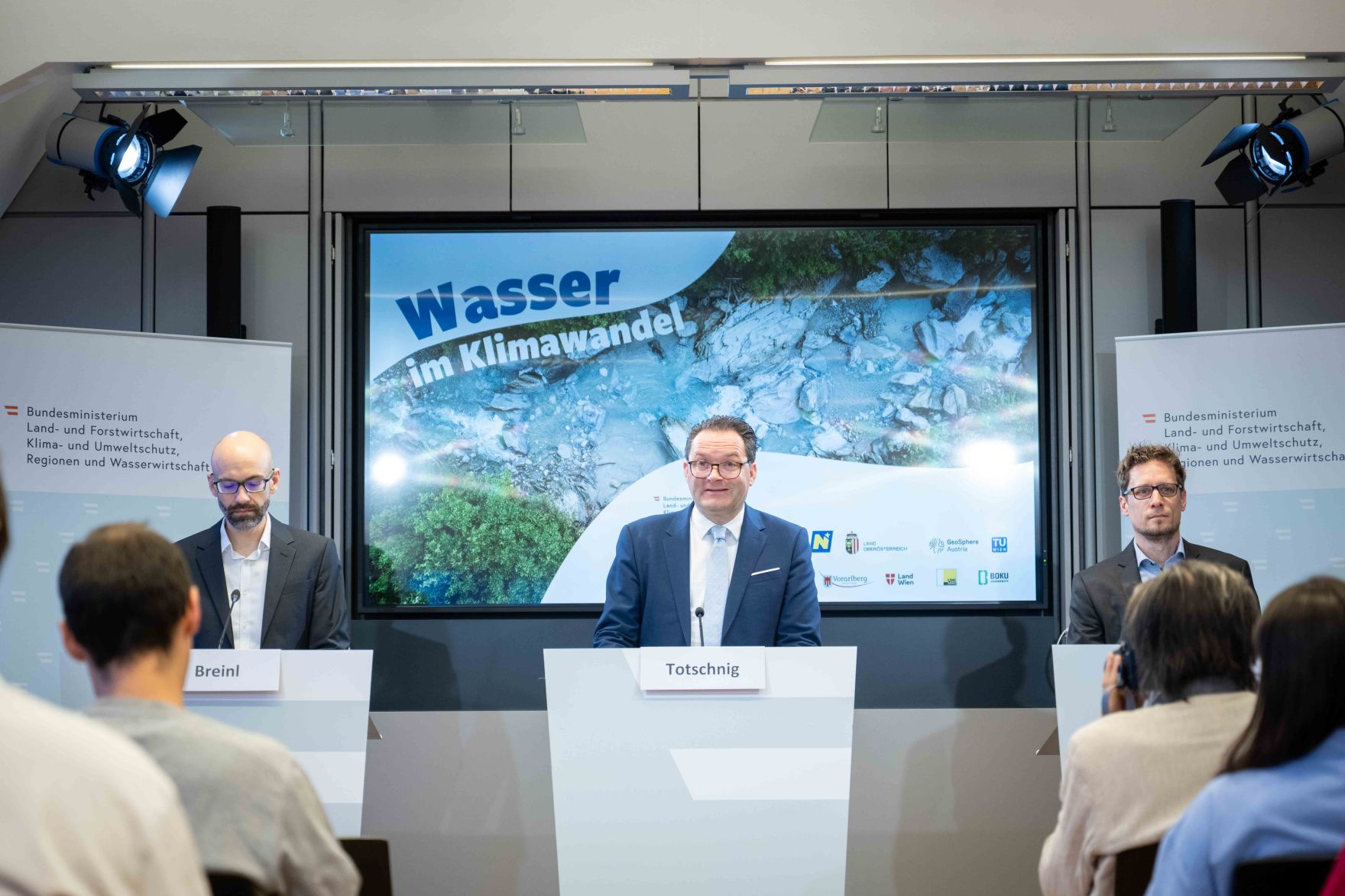Bei einer Pressekonferenz im Regierungsgeb&auml;ude am Stubenring pr&auml;sentierte Bundesminister Norbert Totschnig die Zwischenergebnisse der Studie "Wasser im Klimawandel".