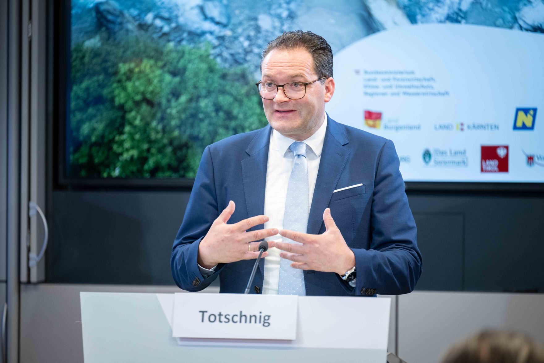 Bei einer Pressekonferenz im Regierungsgeb&auml;ude am Stubenring pr&auml;sentierte Bundesminister Norbert Totschnig die Zwischenergebnisse der Studie "Wasser im Klimawandel".