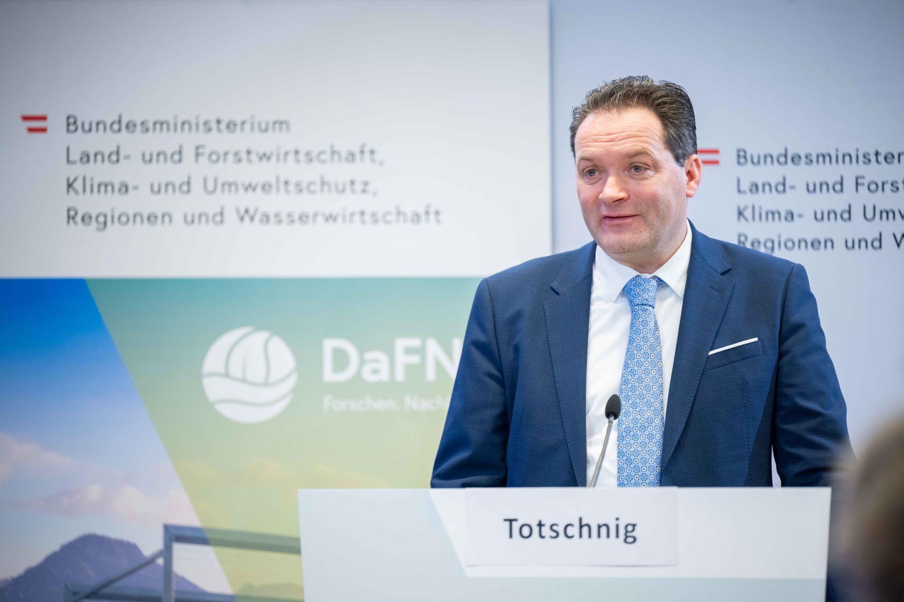 Mit dem Programm f&uuml;r &bdquo;Forschung und Entwicklung 2026-2030&ldquo; werden aktuelle Schwerpunkte f&uuml;r eine praxisnahe und wirkungsorientierte Ressortforschung gesetzt. Im Fokus stehen Themen wie Klimawandelanpassung, Kreislaufwirtschaft oder Ern&auml;hrungssicherheit.