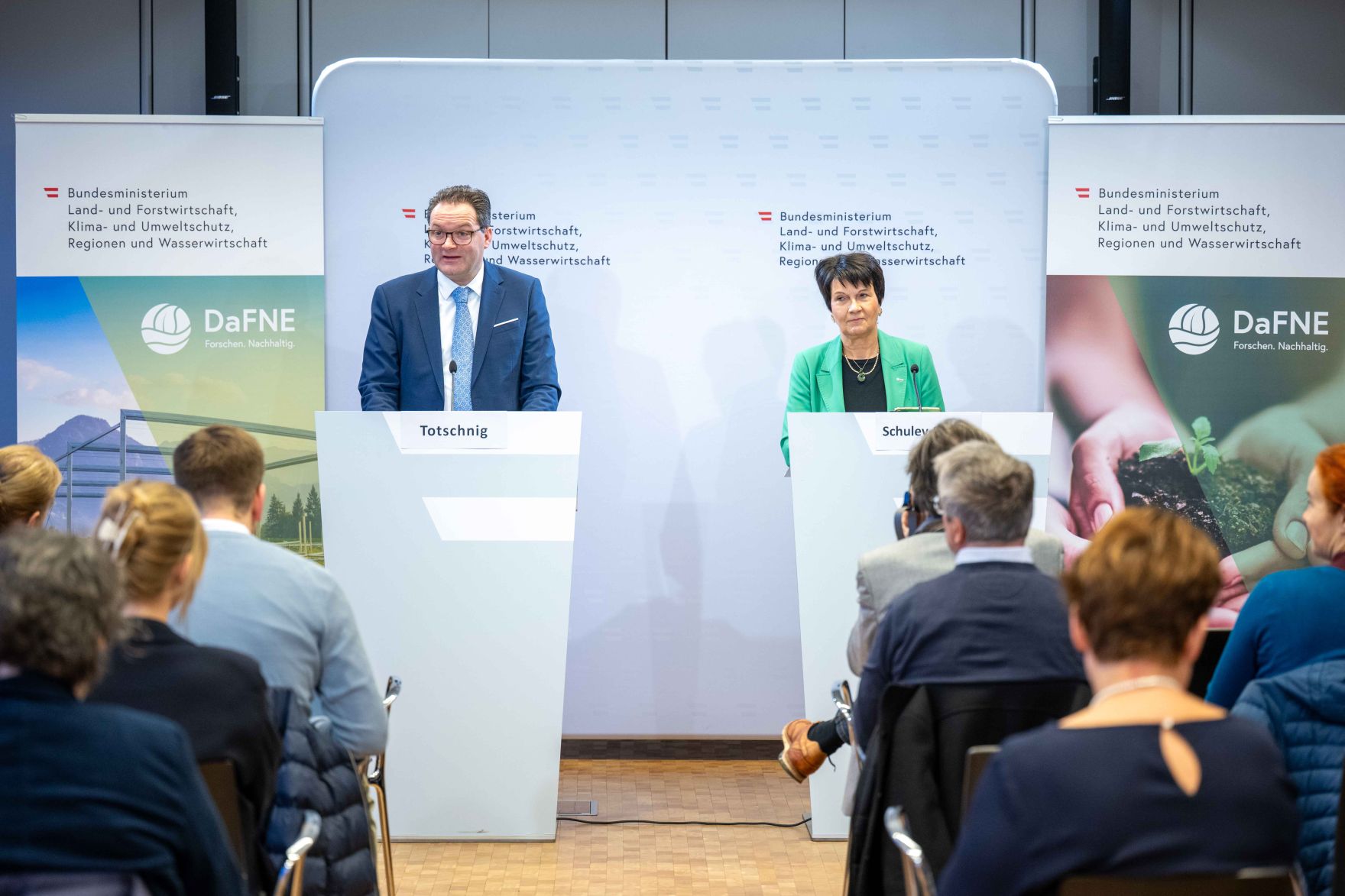 Mit dem Programm f&uuml;r &bdquo;Forschung und Entwicklung 2026-2030&ldquo; werden aktuelle Schwerpunkte f&uuml;r eine praxisnahe und wirkungsorientierte Ressortforschung gesetzt. Im Fokus stehen Themen wie Klimawandelanpassung, Kreislaufwirtschaft oder Ern&auml;hrungssicherheit.