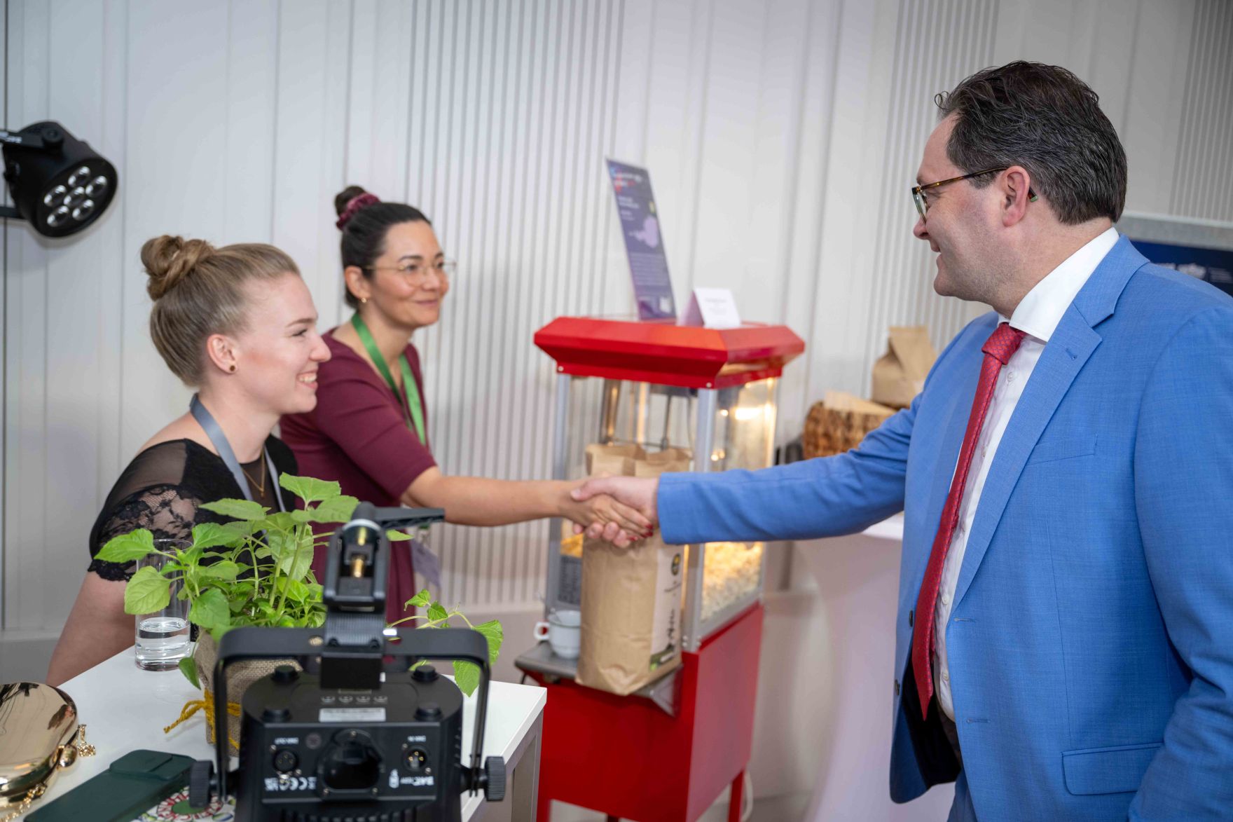 Im Rahmen des Eurovision Song Contest lud Bundesminister Norbert Totschnig zum Side-Event &bdquo;The Sound of Europe, the Taste of Austria&ldquo; ins Landwirtschaftsministerium am Stubenring internationale G&auml;ste sowie Delegationen der teilnehmenden Nationen ein.
