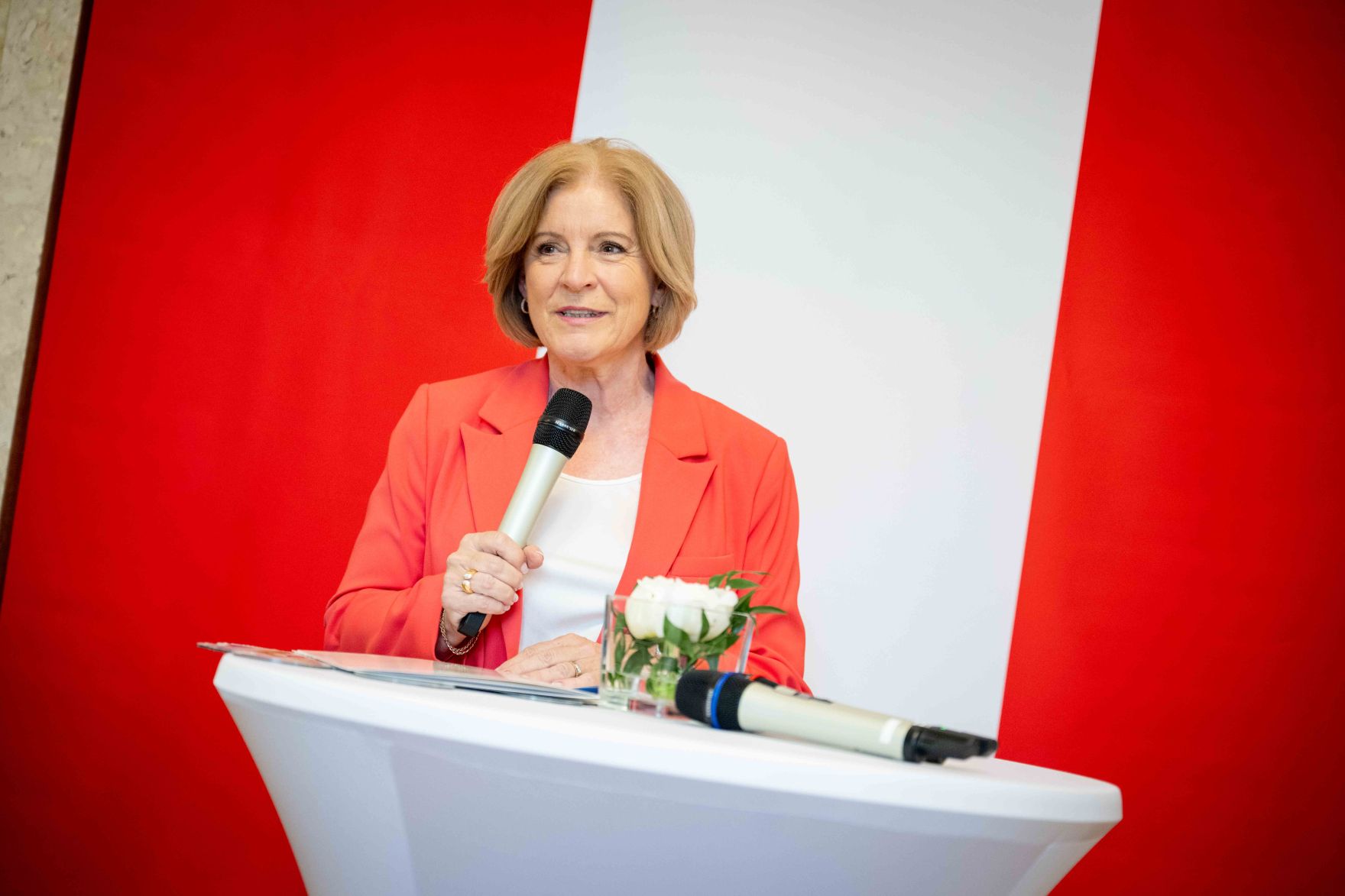 Im Rahmen des Eurovision Song Contest lud Bundesminister Norbert Totschnig zum Side-Event &bdquo;The Sound of Europe, the Taste of Austria&ldquo; ins Landwirtschaftsministerium am Stubenring internationale G&auml;ste sowie Delegationen der teilnehmenden Nationen ein.