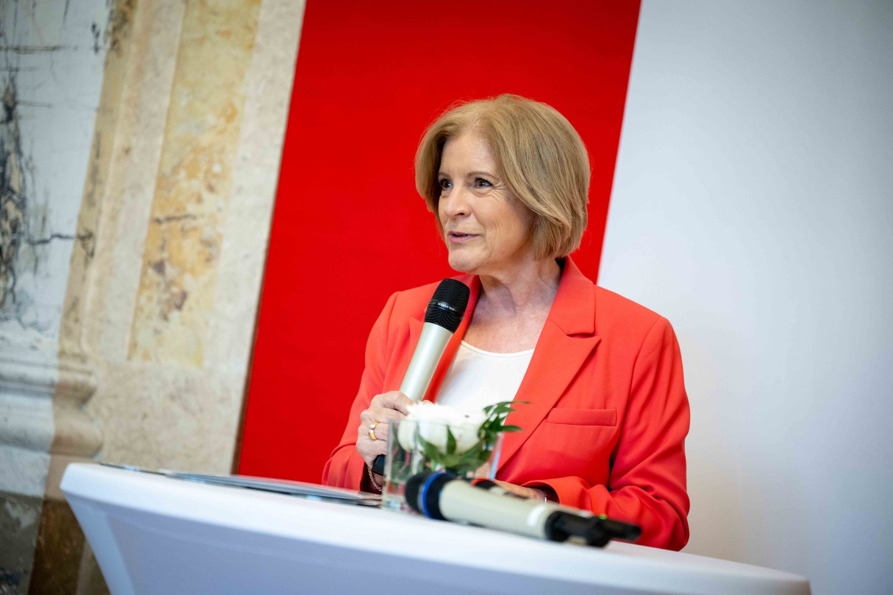 Im Rahmen des Eurovision Song Contest lud Bundesminister Norbert Totschnig zum Side-Event &bdquo;The Sound of Europe, the Taste of Austria&ldquo; ins Landwirtschaftsministerium am Stubenring internationale G&auml;ste sowie Delegationen der teilnehmenden Nationen ein.