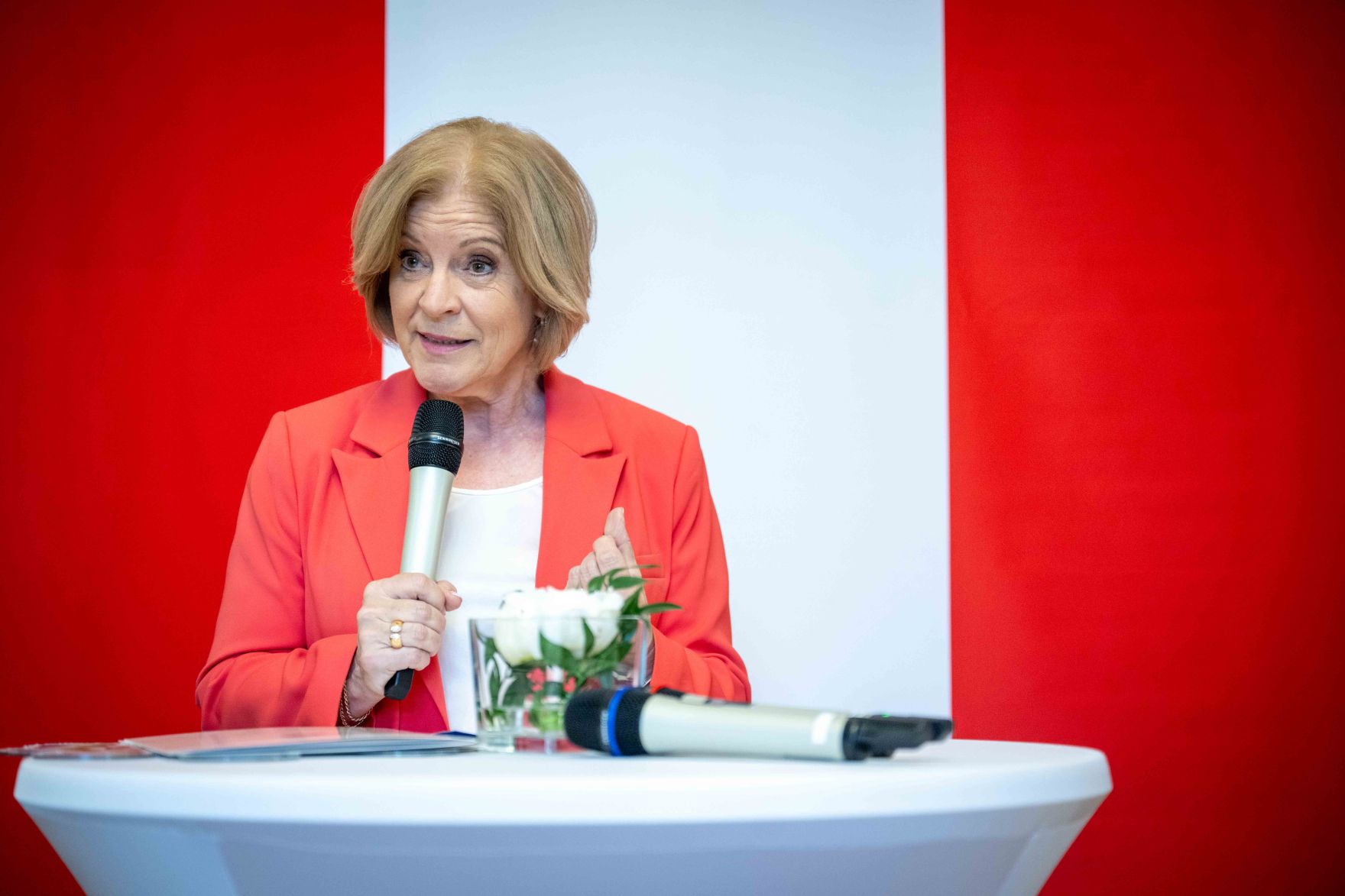Im Rahmen des Eurovision Song Contest lud Bundesminister Norbert Totschnig zum Side-Event &bdquo;The Sound of Europe, the Taste of Austria&ldquo; ins Landwirtschaftsministerium am Stubenring internationale G&auml;ste sowie Delegationen der teilnehmenden Nationen ein.