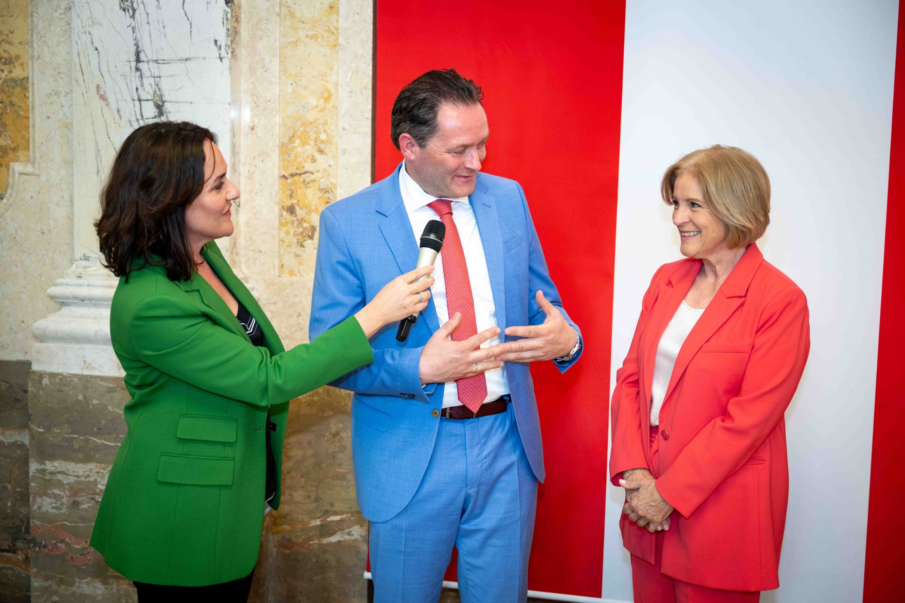 Im Rahmen des Eurovision Song Contest lud Bundesminister Norbert Totschnig zum Side-Event &bdquo;The Sound of Europe, the Taste of Austria&ldquo; ins Landwirtschaftsministerium am Stubenring internationale G&auml;ste sowie Delegationen der teilnehmenden Nationen ein.