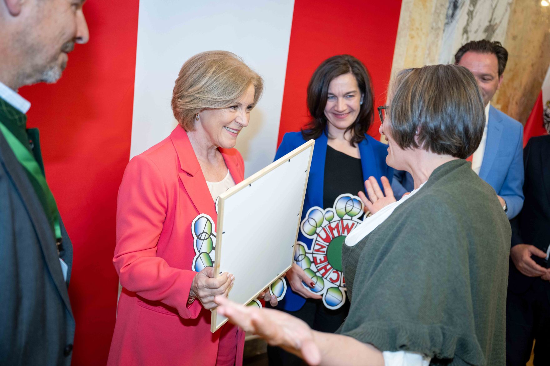 Im Rahmen des Eurovision Song Contest lud Bundesminister Norbert Totschnig zum Side-Event &bdquo;The Sound of Europe, the Taste of Austria&ldquo; ins Landwirtschaftsministerium am Stubenring internationale G&auml;ste sowie Delegationen der teilnehmenden Nationen ein.