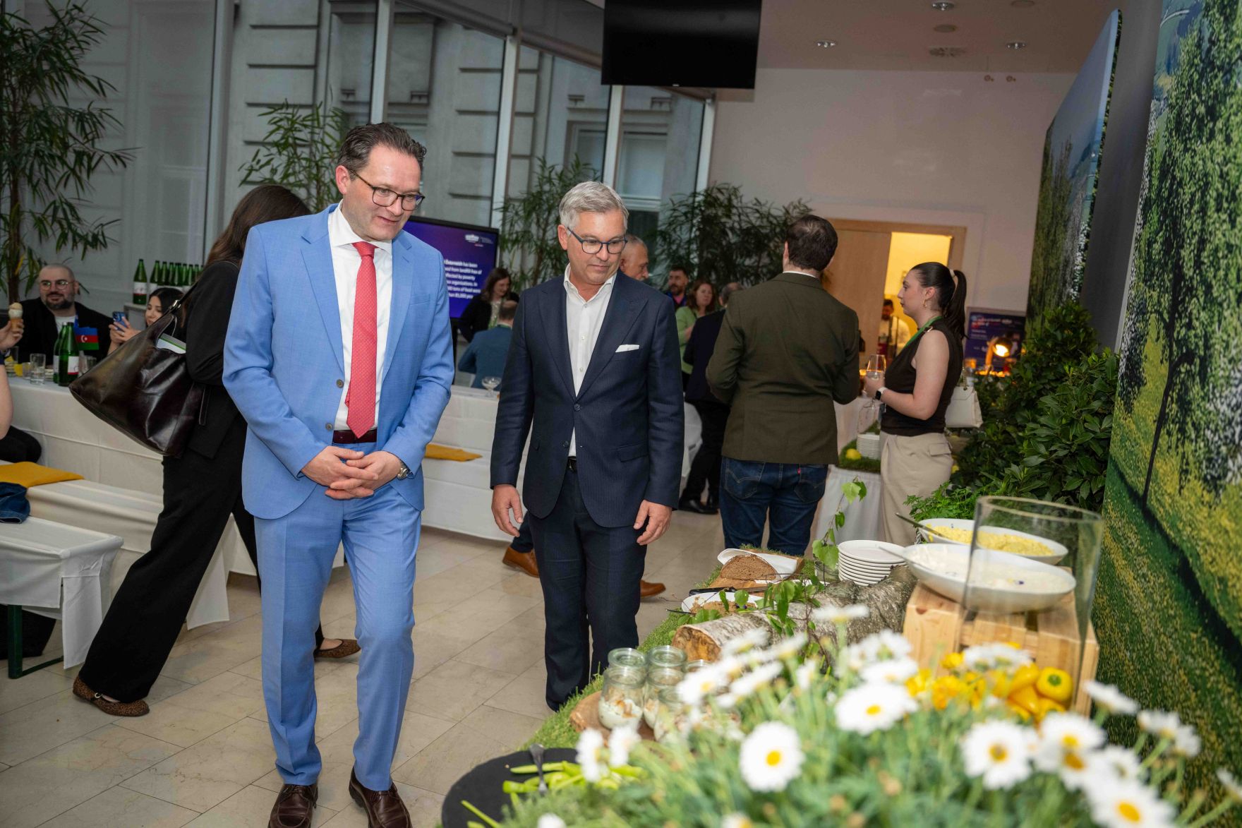 Im Rahmen des Eurovision Song Contest lud Bundesminister Norbert Totschnig zum Side-Event &bdquo;The Sound of Europe, the Taste of Austria&ldquo; ins Landwirtschaftsministerium am Stubenring internationale G&auml;ste sowie Delegationen der teilnehmenden Nationen ein.