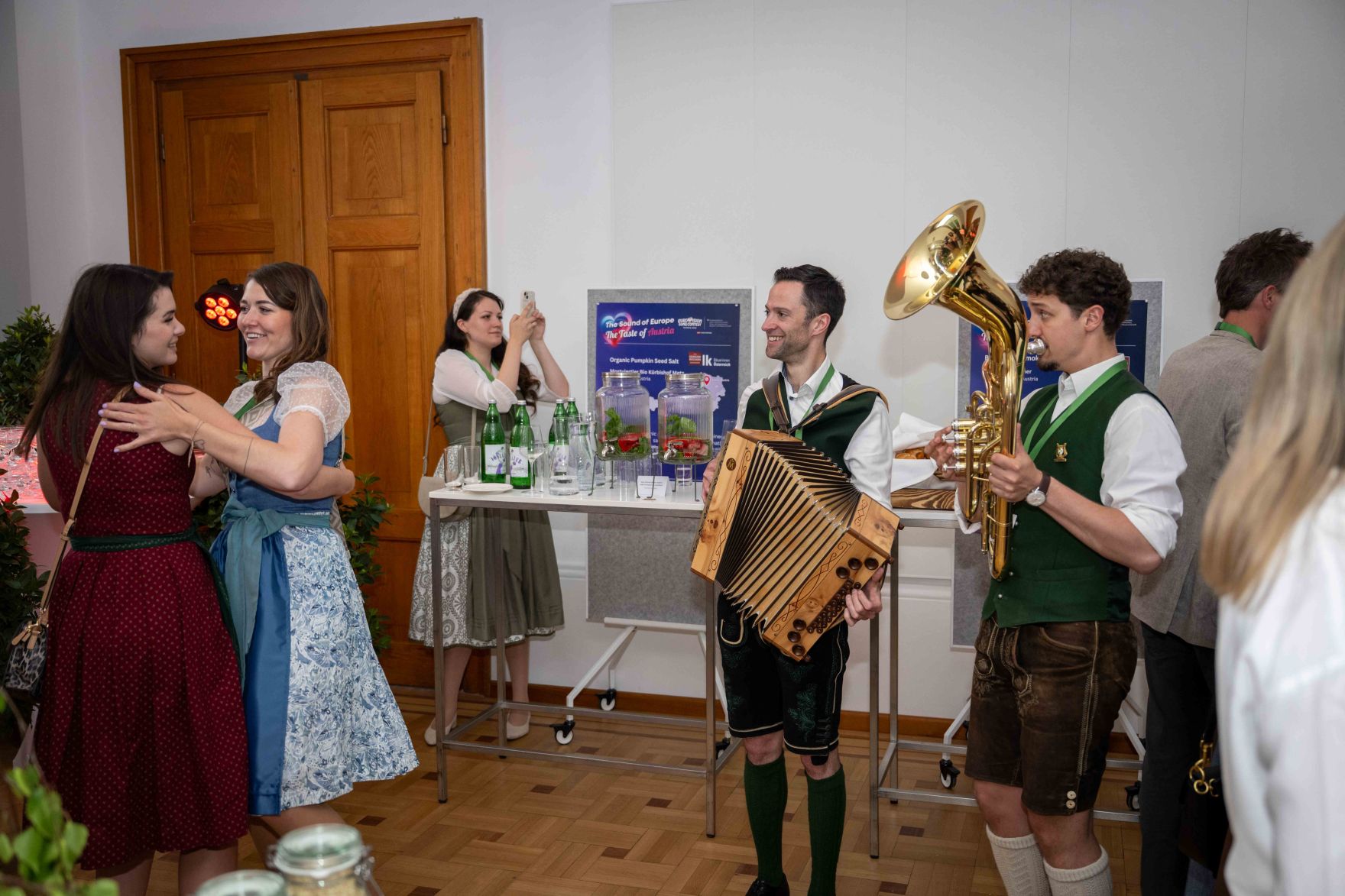 Im Rahmen des Eurovision Song Contest lud Bundesminister Norbert Totschnig zum Side-Event &bdquo;The Sound of Europe, the Taste of Austria&ldquo; ins Landwirtschaftsministerium am Stubenring internationale G&auml;ste sowie Delegationen der teilnehmenden Nationen ein.