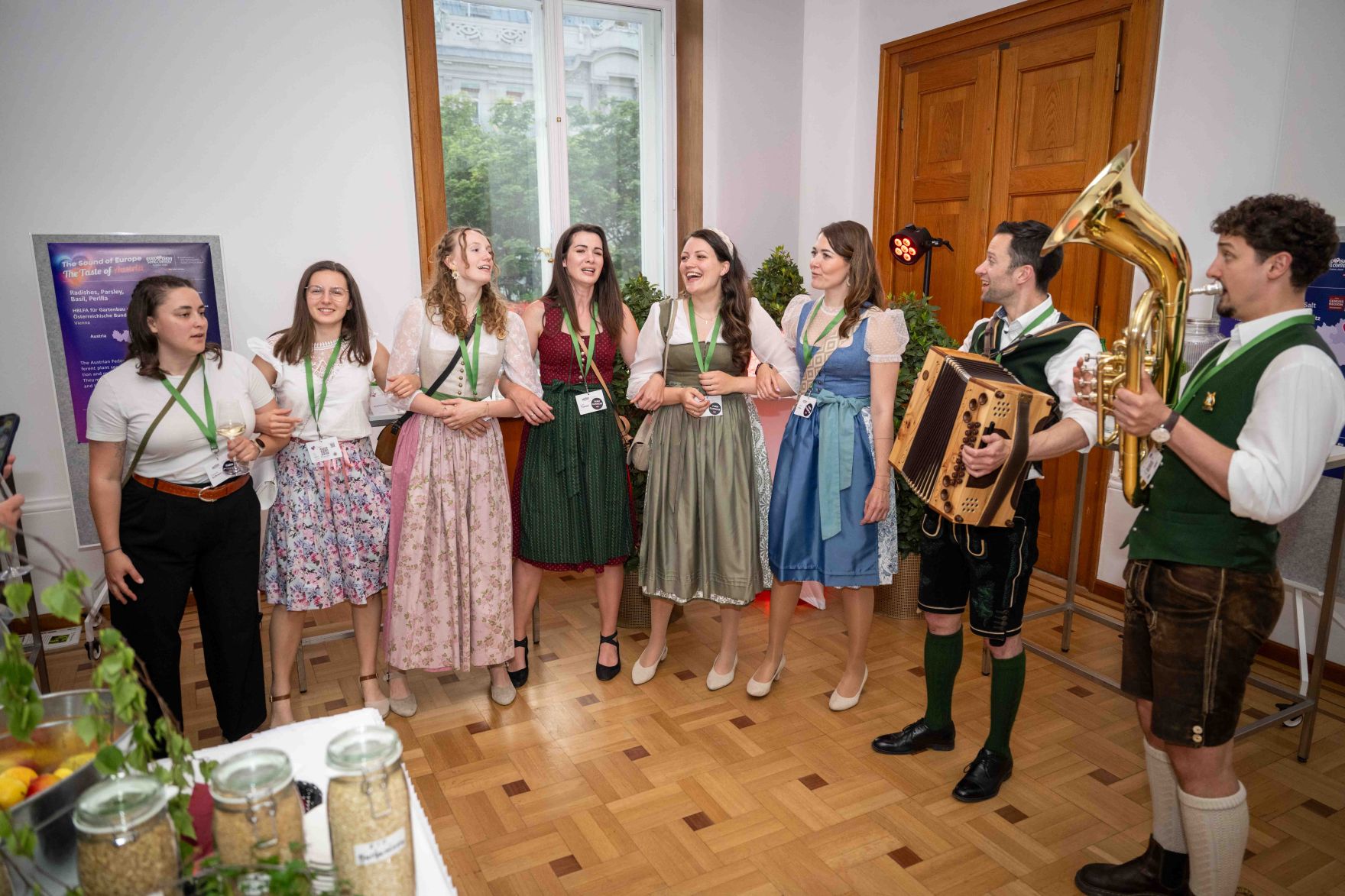 Im Rahmen des Eurovision Song Contest lud Bundesminister Norbert Totschnig zum Side-Event &bdquo;The Sound of Europe, the Taste of Austria&ldquo; ins Landwirtschaftsministerium am Stubenring internationale G&auml;ste sowie Delegationen der teilnehmenden Nationen ein.