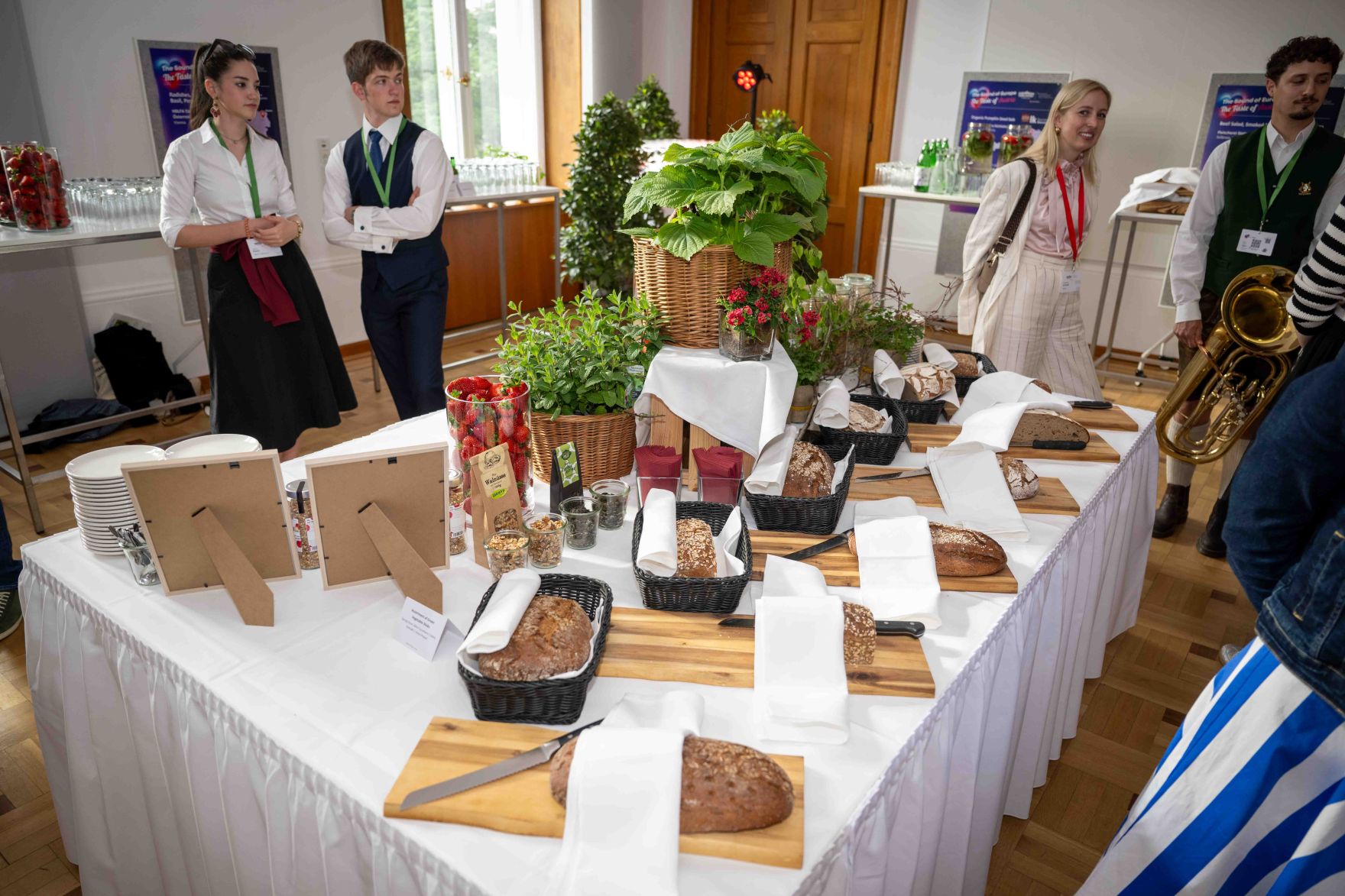 Im Rahmen des Eurovision Song Contest lud Bundesminister Norbert Totschnig zum Side-Event &bdquo;The Sound of Europe, the Taste of Austria&ldquo; ins Landwirtschaftsministerium am Stubenring internationale G&auml;ste sowie Delegationen der teilnehmenden Nationen ein.