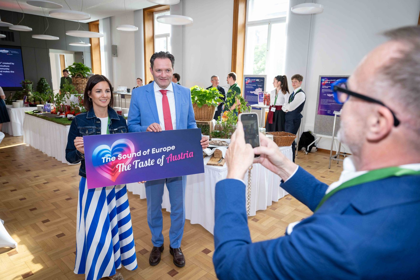 Im Rahmen des Eurovision Song Contest lud Bundesminister Norbert Totschnig zum Side-Event &bdquo;The Sound of Europe, the Taste of Austria&ldquo; ins Landwirtschaftsministerium am Stubenring internationale G&auml;ste sowie Delegationen der teilnehmenden Nationen ein.