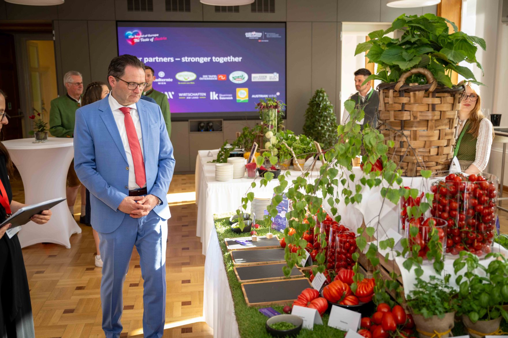 Im Rahmen des Eurovision Song Contest lud Bundesminister Norbert Totschnig zum Side-Event &bdquo;The Sound of Europe, the Taste of Austria&ldquo; ins Landwirtschaftsministerium am Stubenring internationale G&auml;ste sowie Delegationen der teilnehmenden Nationen ein.