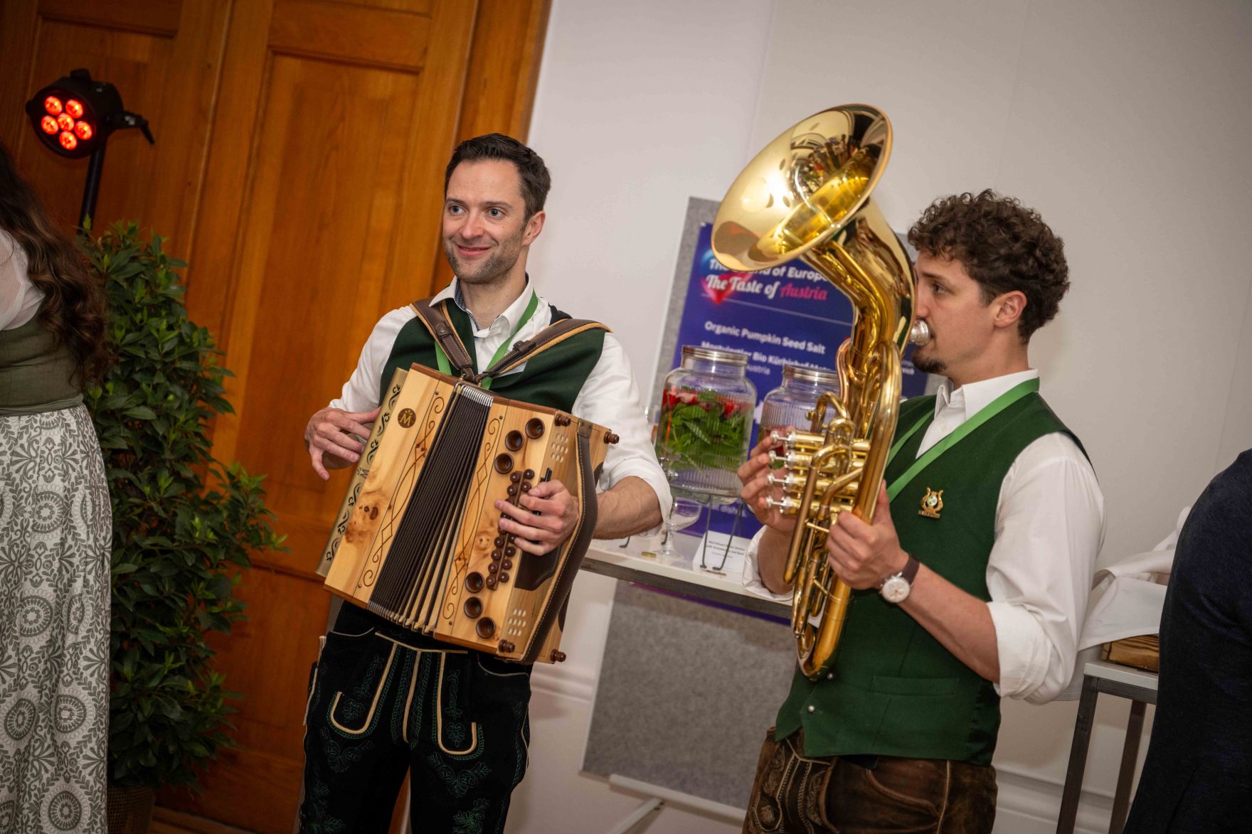 Im Rahmen des Eurovision Song Contest lud Bundesminister Norbert Totschnig zum Side-Event &bdquo;The Sound of Europe, the Taste of Austria&ldquo; ins Landwirtschaftsministerium am Stubenring internationale G&auml;ste sowie Delegationen der teilnehmenden Nationen ein.