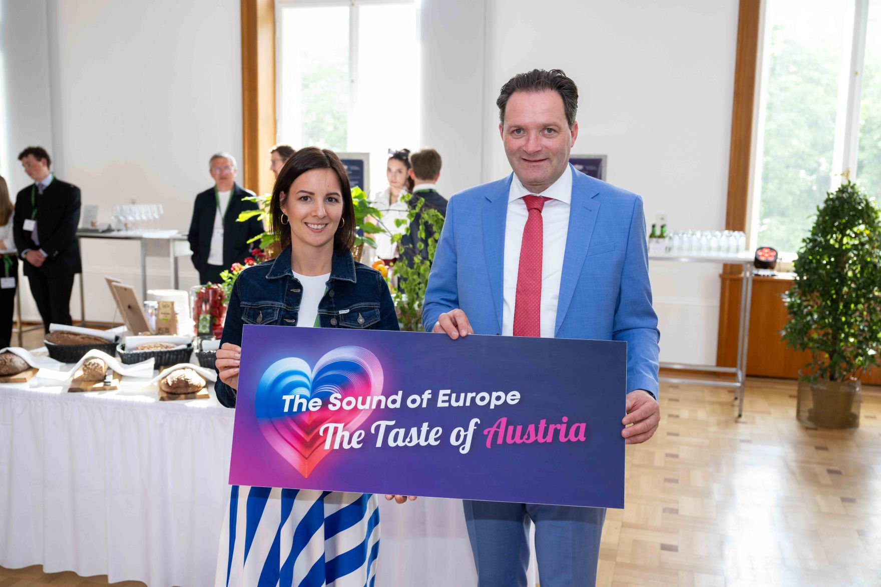 Im Rahmen des Eurovision Song Contest lud Bundesminister Norbert Totschnig zum Side-Event &bdquo;The Sound of Europe, the Taste of Austria&ldquo; ins Landwirtschaftsministerium am Stubenring internationale G&auml;ste sowie Delegationen der teilnehmenden Nationen ein.