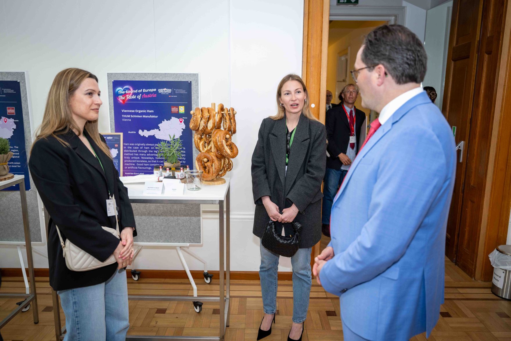 Im Rahmen des Eurovision Song Contest lud Bundesminister Norbert Totschnig zum Side-Event &bdquo;The Sound of Europe, the Taste of Austria&ldquo; ins Landwirtschaftsministerium am Stubenring internationale G&auml;ste sowie Delegationen der teilnehmenden Nationen ein.