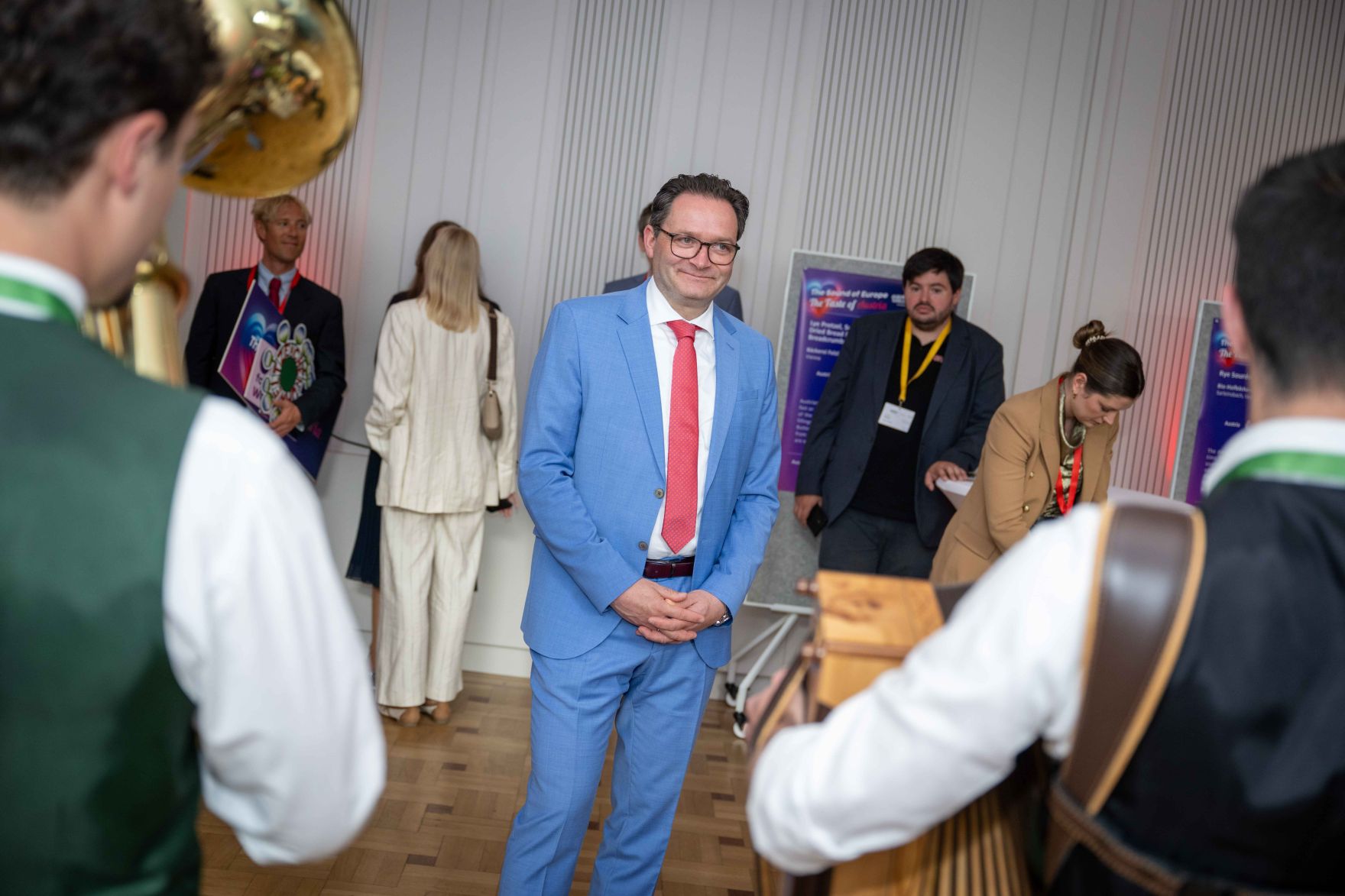 Im Rahmen des Eurovision Song Contest lud Bundesminister Norbert Totschnig zum Side-Event &bdquo;The Sound of Europe, the Taste of Austria&ldquo; ins Landwirtschaftsministerium am Stubenring internationale G&auml;ste sowie Delegationen der teilnehmenden Nationen ein.