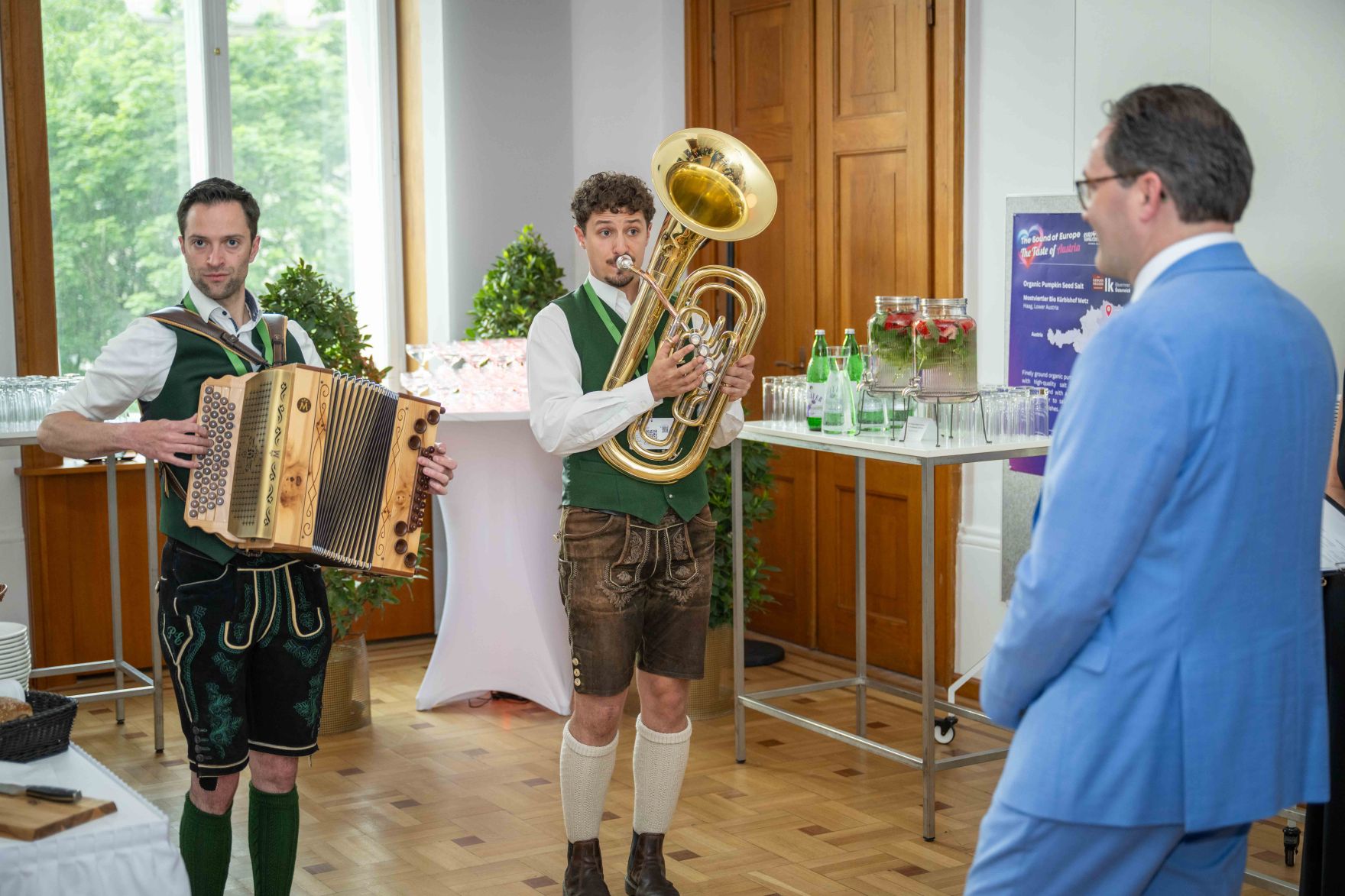 Im Rahmen des Eurovision Song Contest lud Bundesminister Norbert Totschnig zum Side-Event &bdquo;The Sound of Europe, the Taste of Austria&ldquo; ins Landwirtschaftsministerium am Stubenring internationale G&auml;ste sowie Delegationen der teilnehmenden Nationen ein.