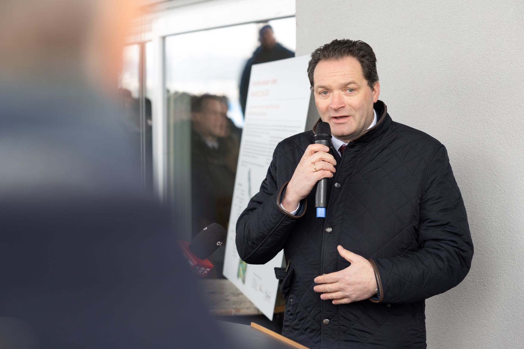 HBM Totschnig, LH Stelzer, LRin Langer-Weninger und LR Kaineder hielten Ansprachen zum Spatenstich des Renaturierungsprojektes der Krems