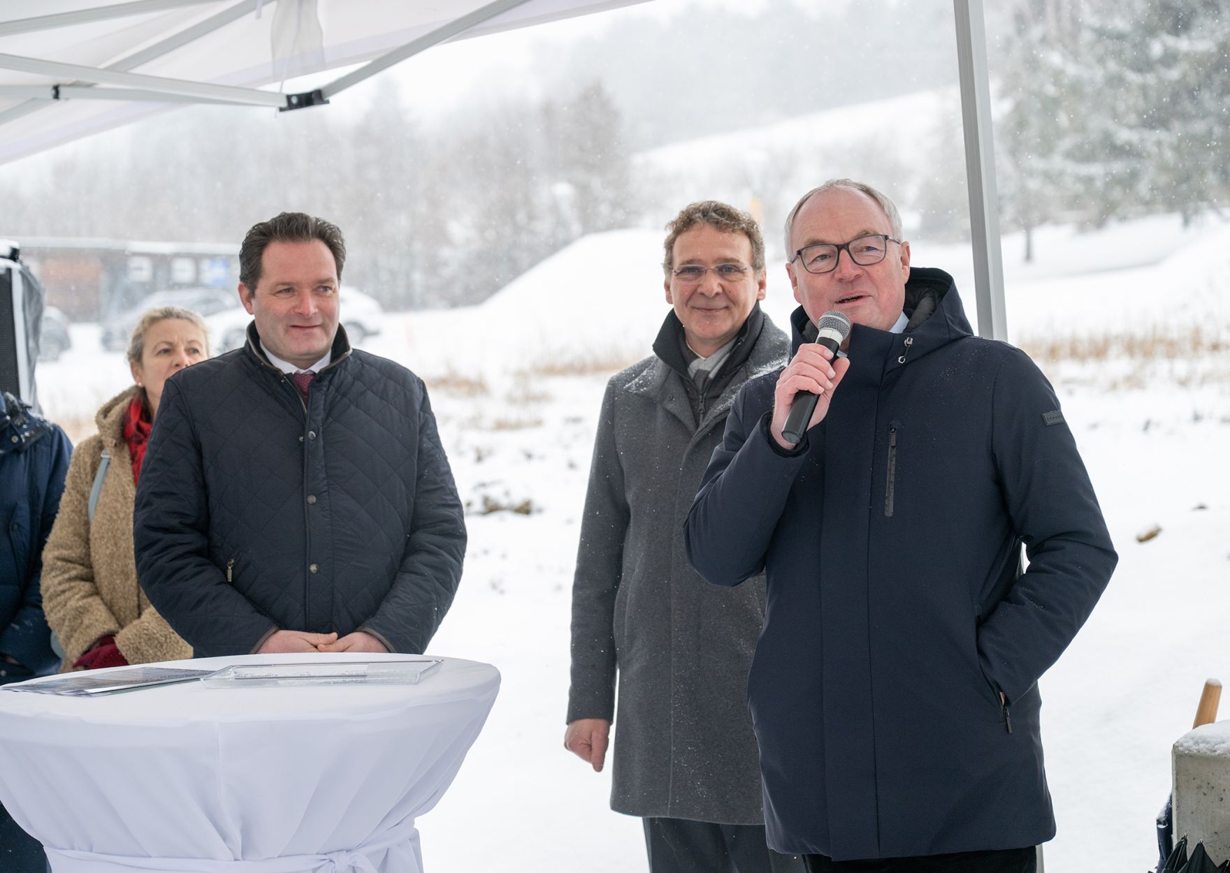 Landwirtschaftsminister Norbert Totschnig und Nieder&ouml;sterreichs Landeshauptfrau-Stellvertreter Stephan Pernkopf nahmen am Montag, den 16. Februar 2026, den Spatenstich f&uuml;r das neue Geb&auml;ude am Schulgel&auml;nde vor.