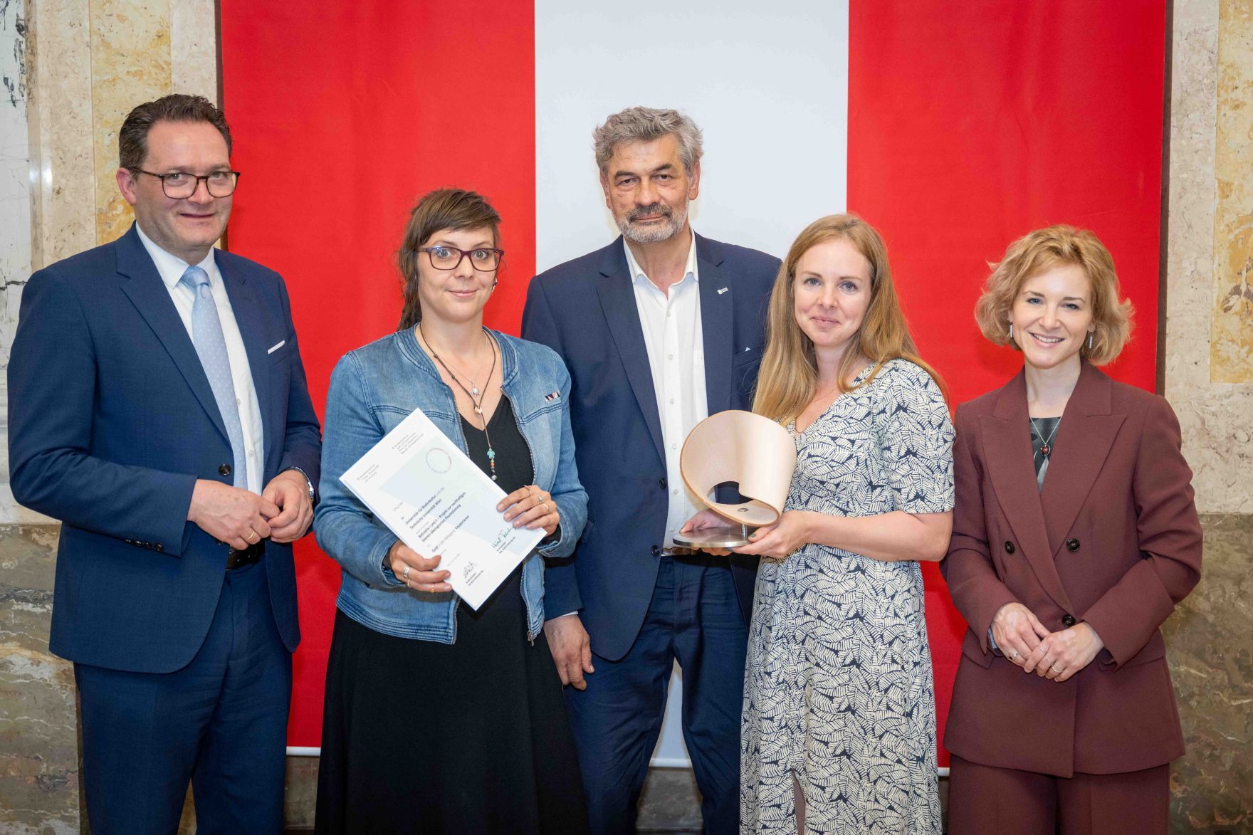 Bundesministerin Eva-Maria Holzleitner und Bundesminister Norbert Totschnig verliehen den Sustainability Award im Regierungsgeb&auml;ude am Stubenring.