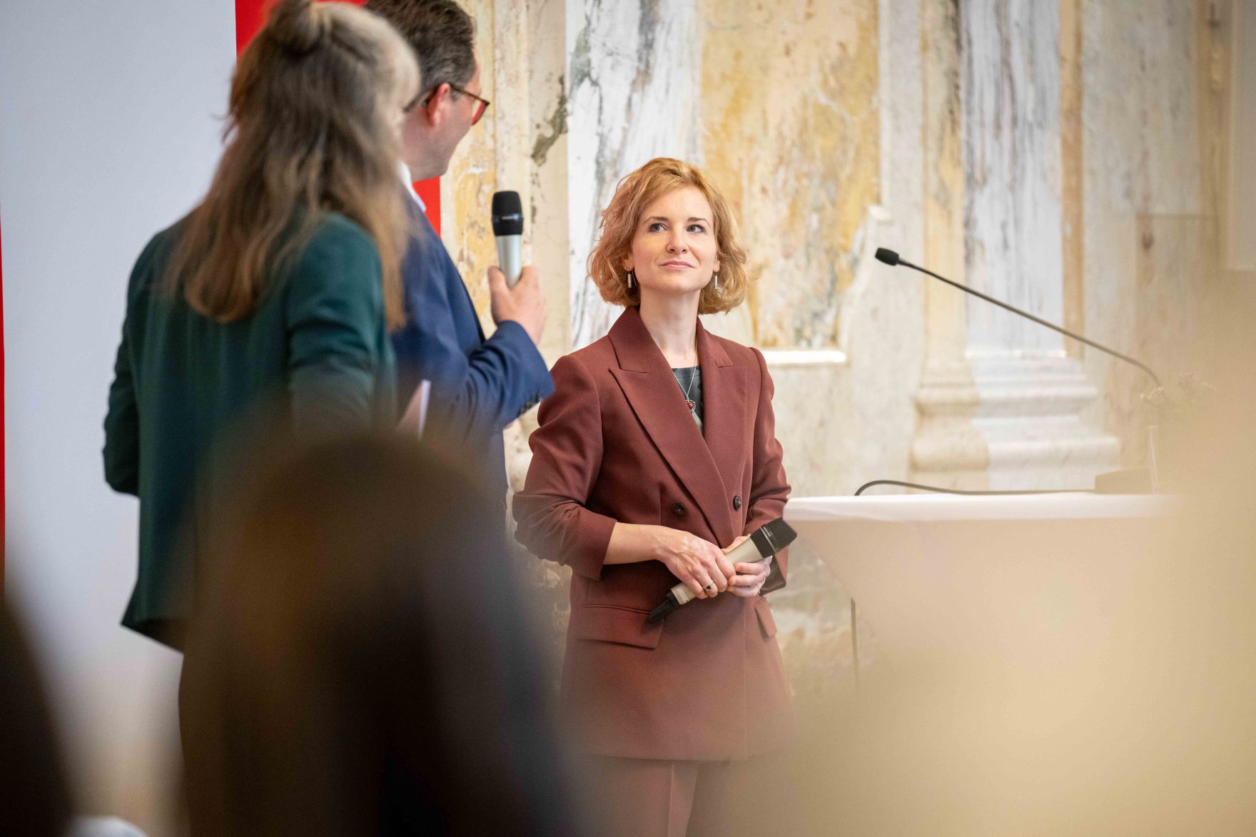 Bundesministerin Eva-Maria Holzleitner und Bundesminister Norbert Totschnig verliehen den Sustainability Award im Regierungsgeb&auml;ude am Stubenring.