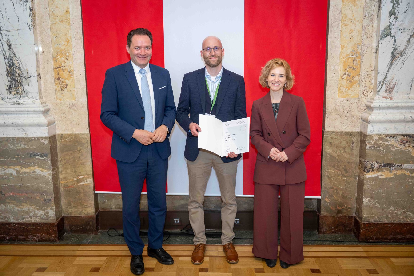 Bundesministerin Eva-Maria Holzleitner und Bundesminister Norbert Totschnig verliehen den Sustainability Award im Regierungsgeb&auml;ude am Stubenring.