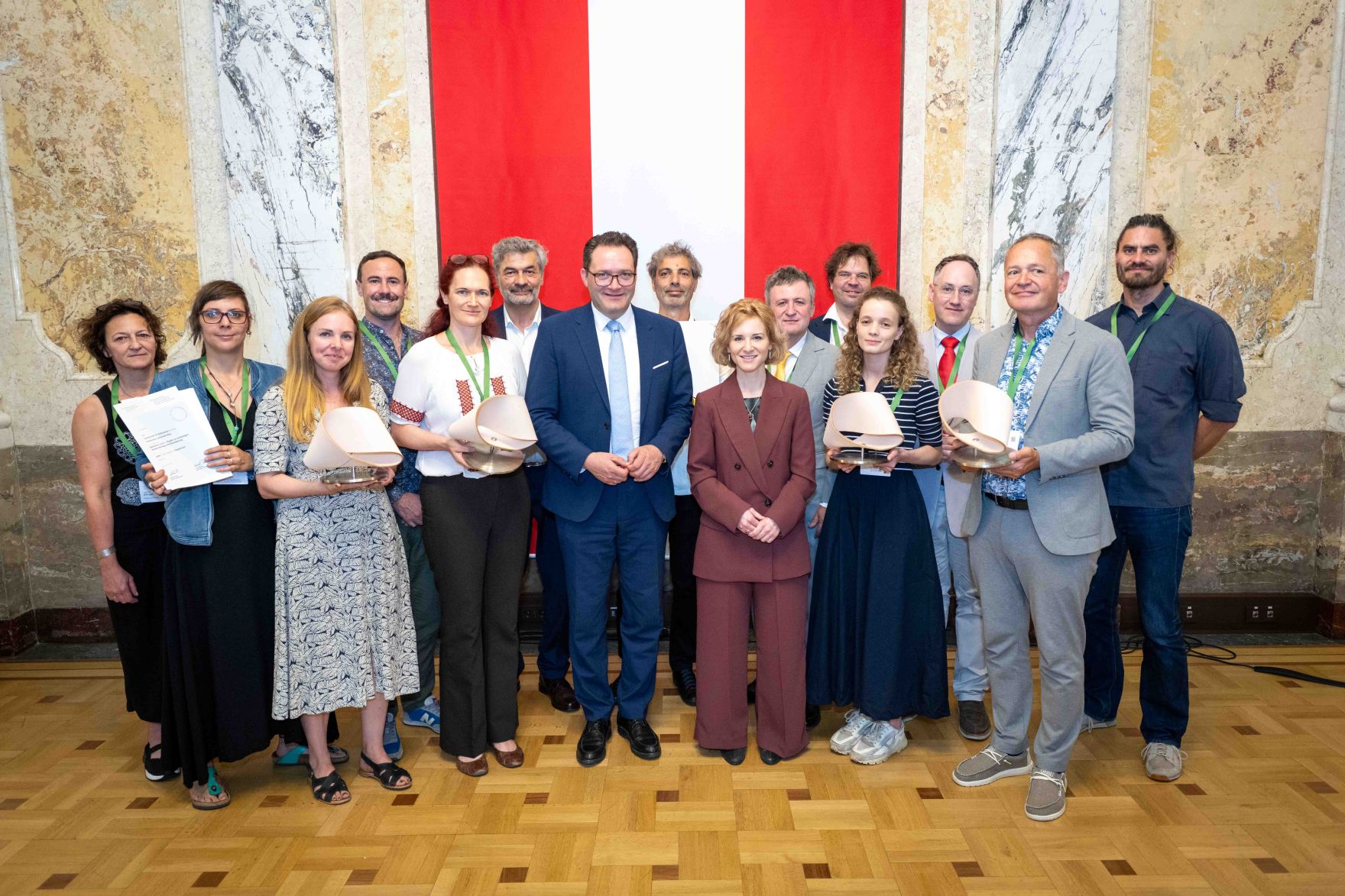 Bundesministerin Eva-Maria Holzleitner und Bundesminister Norbert Totschnig verliehen den Sustainability Award im Regierungsgeb&auml;ude am Stubenring.