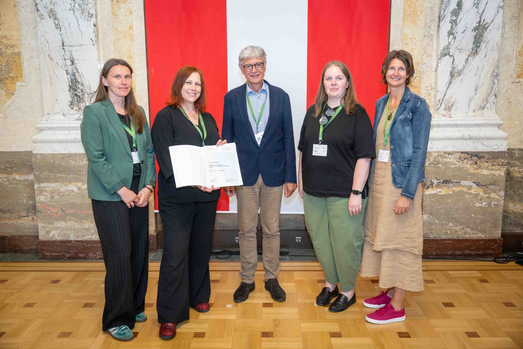 Bundesministerin Eva-Maria Holzleitner und Bundesminister Norbert Totschnig verliehen den Sustainability Award im Regierungsgeb&auml;ude am Stubenring.