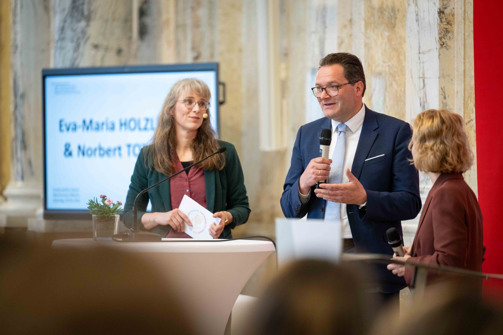 Bundesministerin Eva-Maria Holzleitner und Bundesminister Norbert Totschnig verliehen den Sustainability Award im Regierungsgeb&auml;ude am Stubenring.