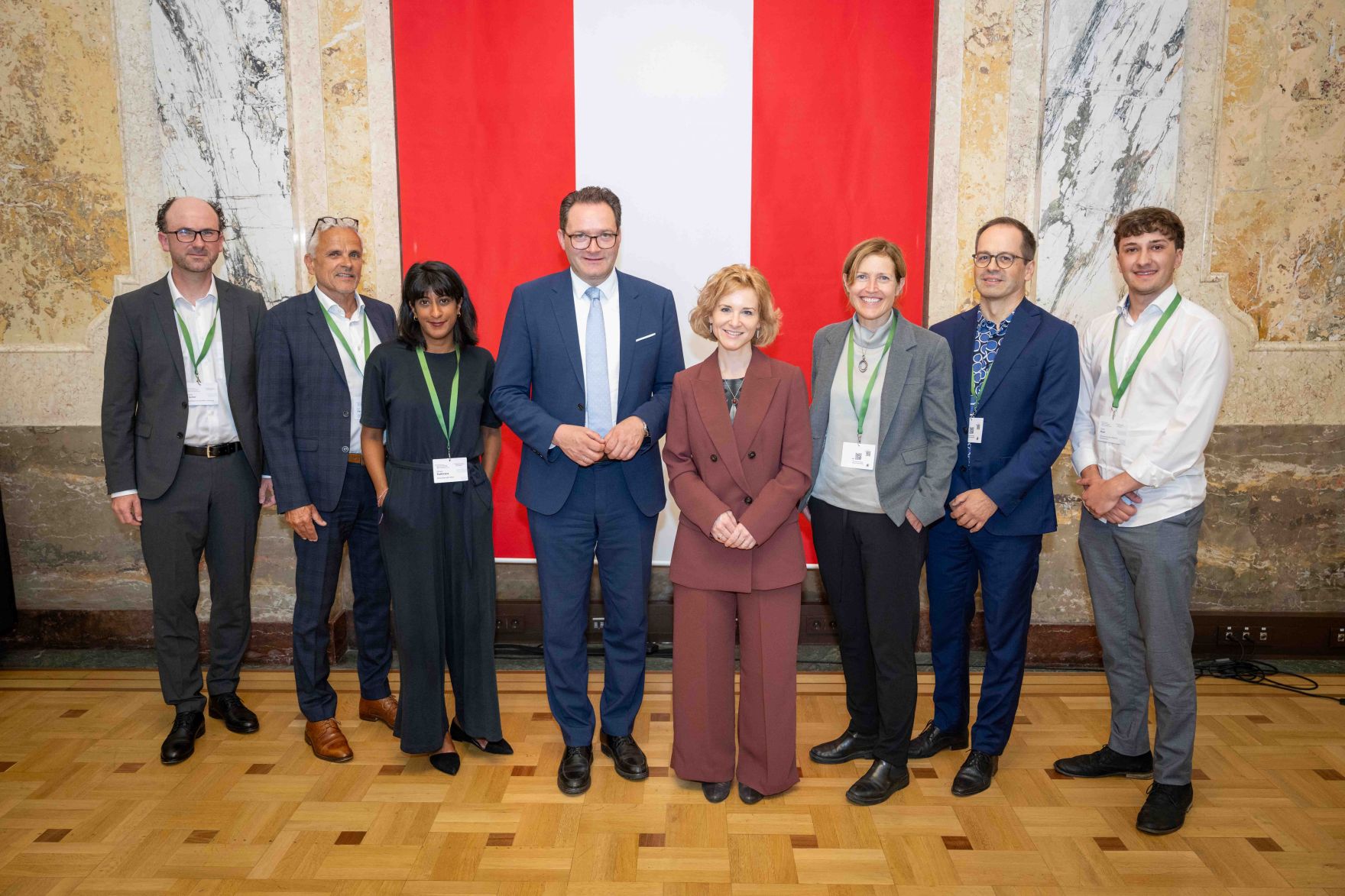 Bundesministerin Eva-Maria Holzleitner und Bundesminister Norbert Totschnig verliehen den Sustainability Award im Regierungsgeb&auml;ude am Stubenring.