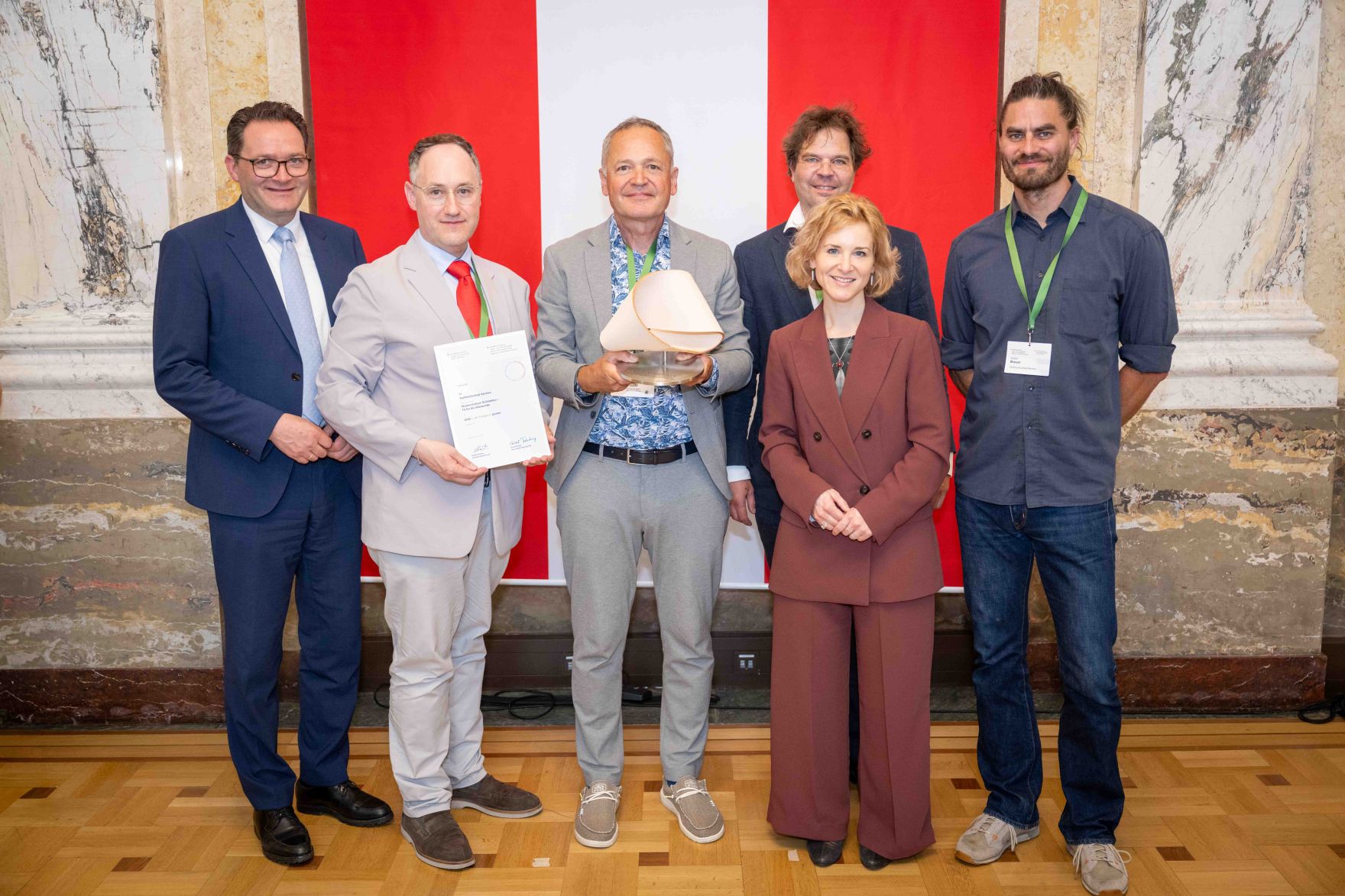 Bundesministerin Eva-Maria Holzleitner und Bundesminister Norbert Totschnig verliehen den Sustainability Award im Regierungsgeb&auml;ude am Stubenring.