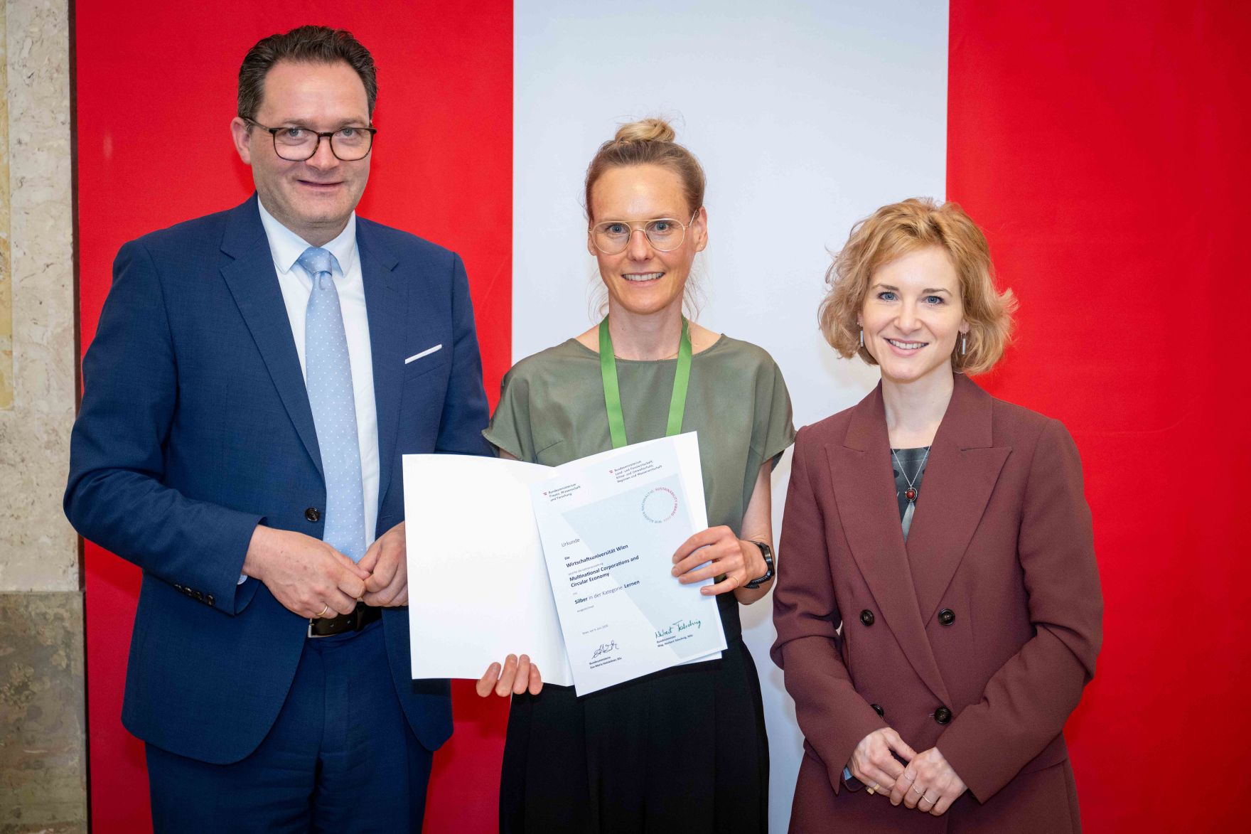 Bundesministerin Eva-Maria Holzleitner und Bundesminister Norbert Totschnig verliehen den Sustainability Award im Regierungsgeb&auml;ude am Stubenring.