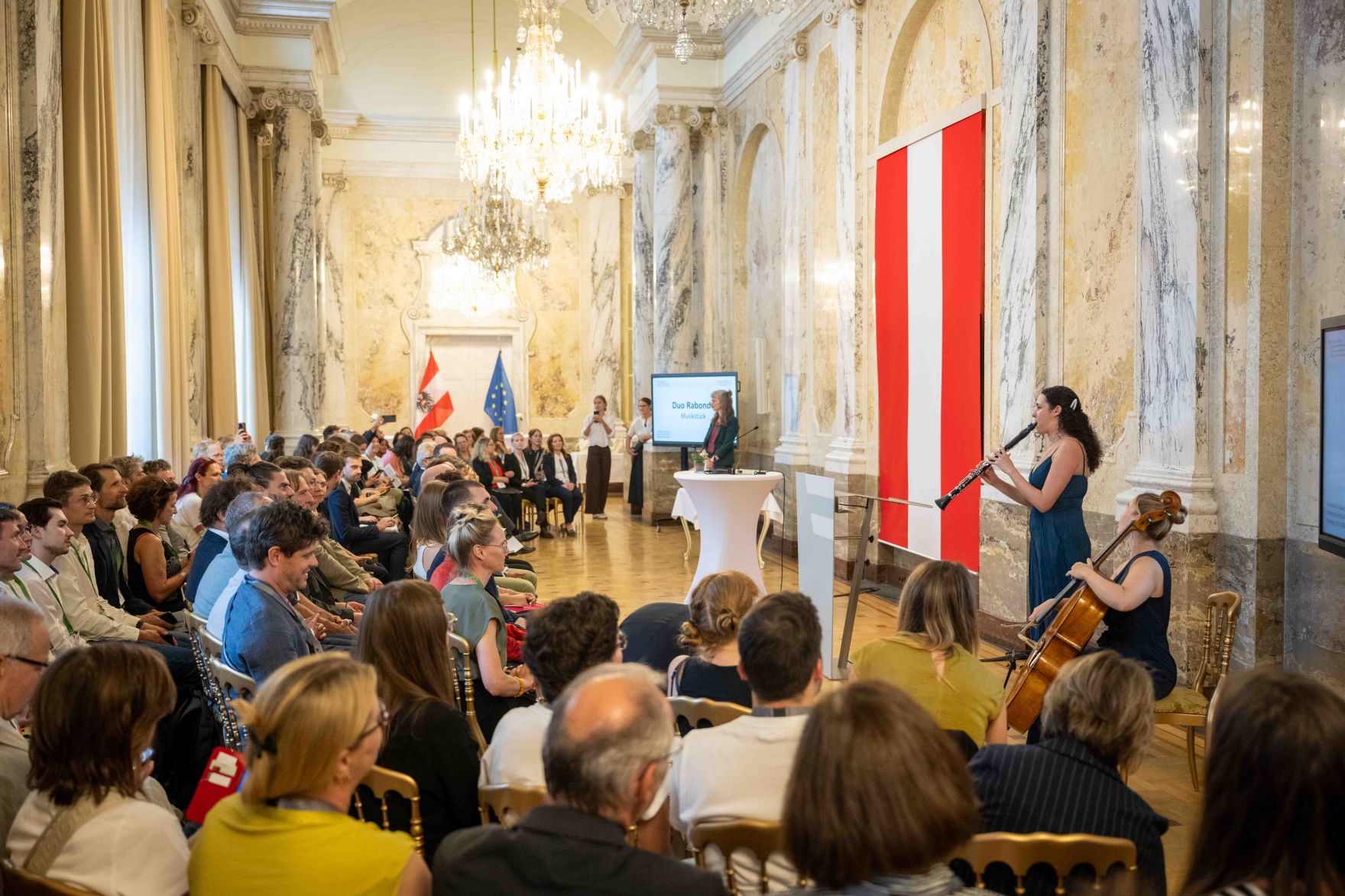 Bundesministerin Eva-Maria Holzleitner und Bundesminister Norbert Totschnig verliehen den Sustainability Award im Regierungsgeb&auml;ude am Stubenring.