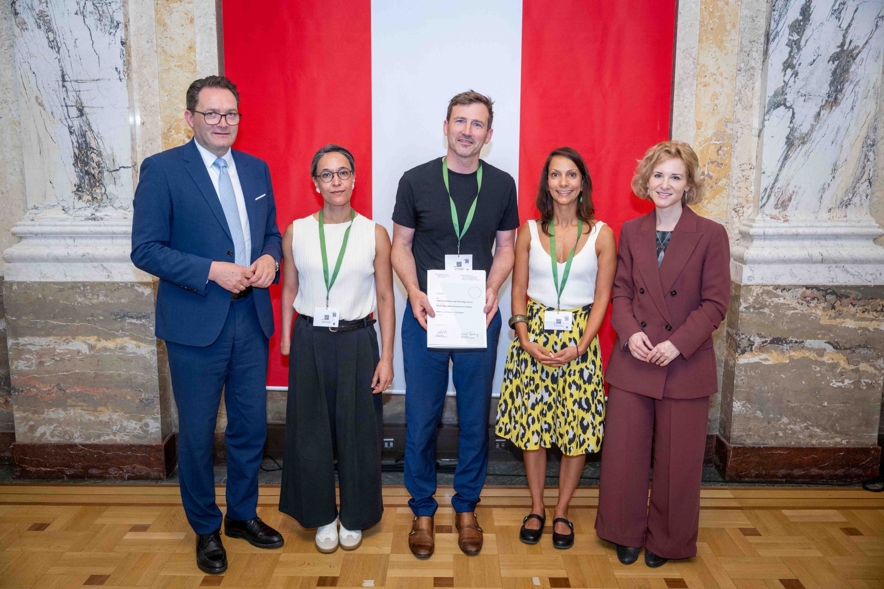 Bundesministerin Eva-Maria Holzleitner und Bundesminister Norbert Totschnig verliehen den Sustainability Award im Regierungsgeb&auml;ude am Stubenring.