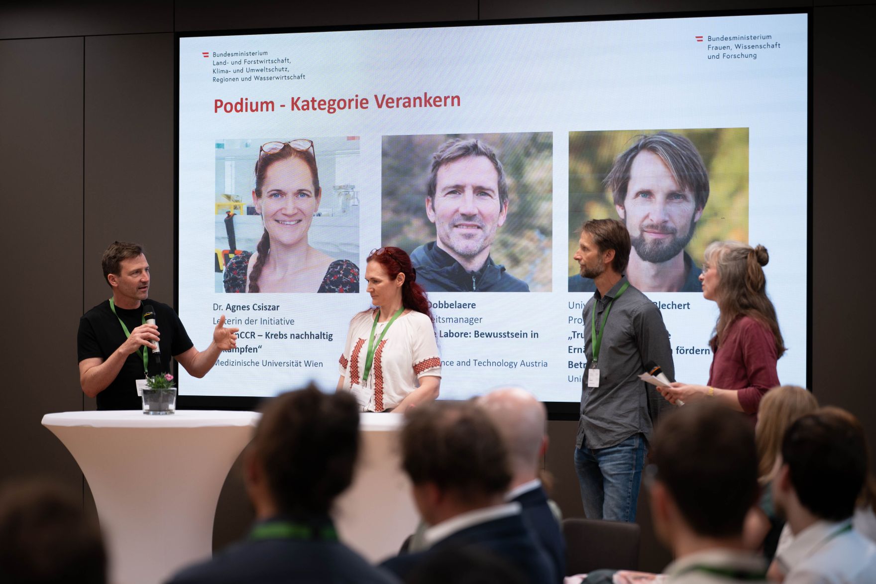 Bundesministerin Eva-Maria Holzleitner und Bundesminister Norbert Totschnig verliehen den Sustainability Award im Regierungsgeb&auml;ude am Stubenring.