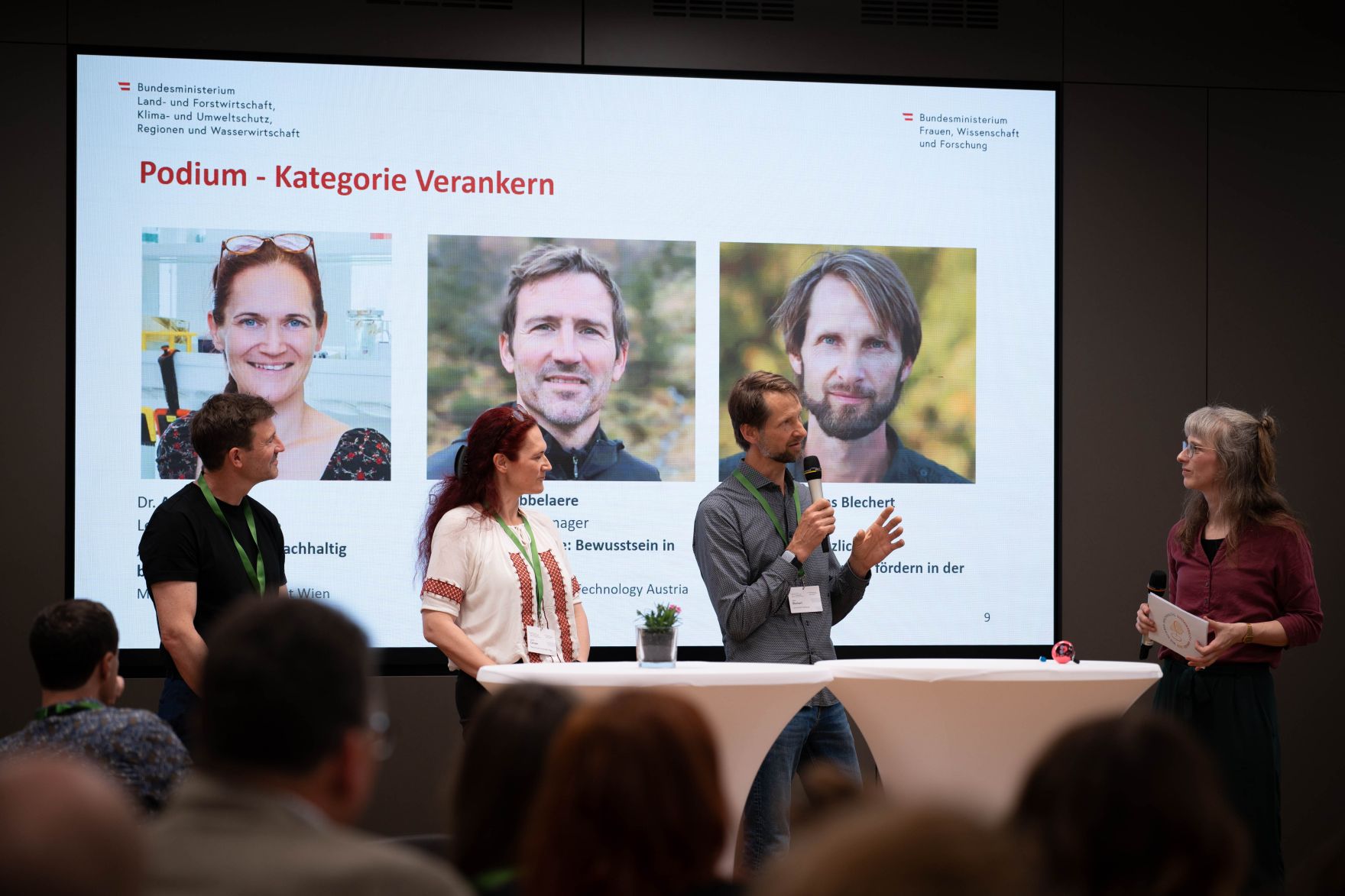 Bundesministerin Eva-Maria Holzleitner und Bundesminister Norbert Totschnig verliehen den Sustainability Award im Regierungsgeb&auml;ude am Stubenring.