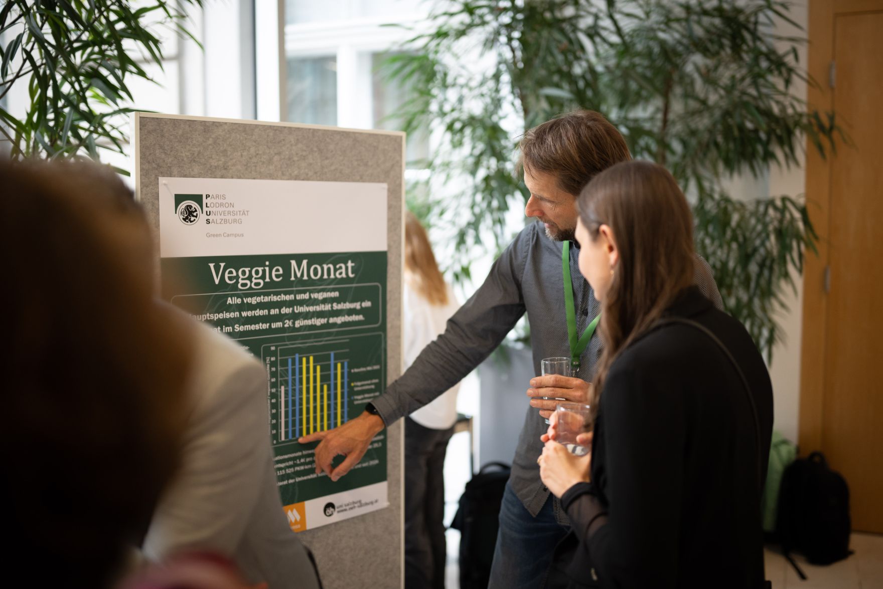 Bundesministerin Eva-Maria Holzleitner und Bundesminister Norbert Totschnig verliehen den Sustainability Award im Regierungsgeb&auml;ude am Stubenring.