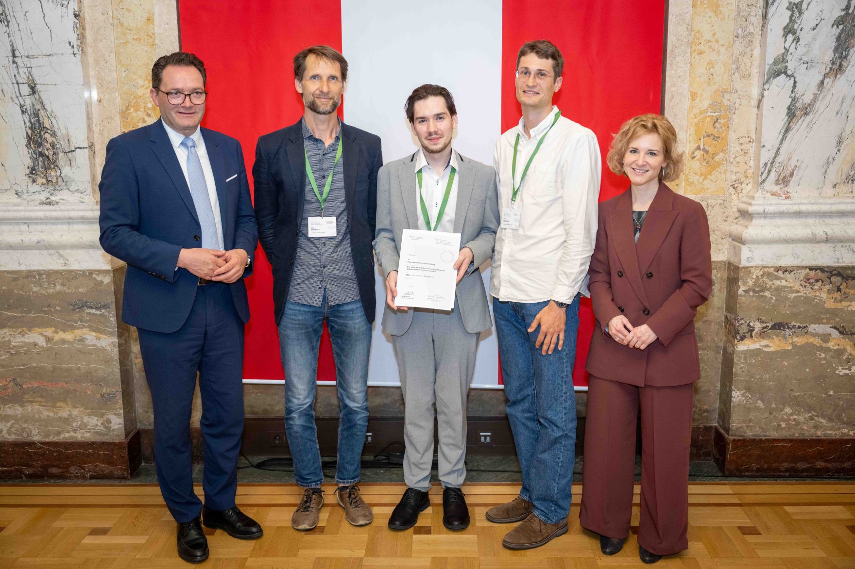 Bundesministerin Eva-Maria Holzleitner und Bundesminister Norbert Totschnig verliehen den Sustainability Award im Regierungsgeb&auml;ude am Stubenring.