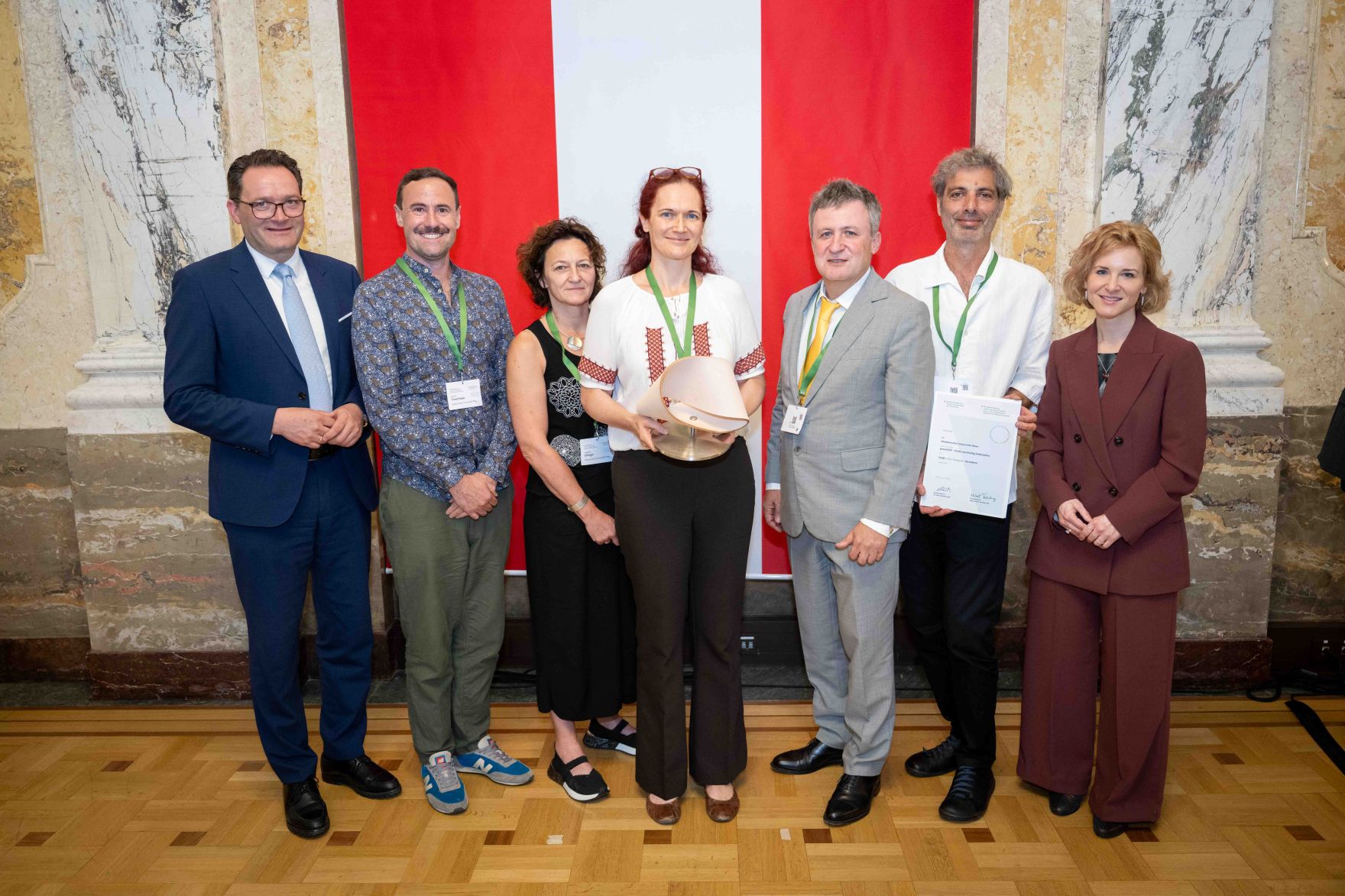 Bundesministerin Eva-Maria Holzleitner und Bundesminister Norbert Totschnig verliehen den Sustainability Award im Regierungsgeb&auml;ude am Stubenring.