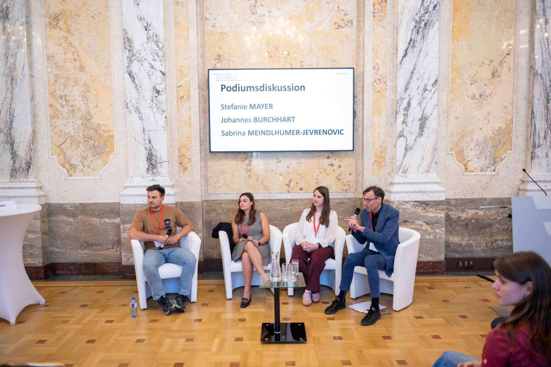 Anl&auml;sslich des "Tag der Demokratie" lud Bundesminister Norbert Totschnig Sch&uuml;lerinnen und Sch&uuml;ler aus landwirtschaftlichen Schulen in das Ministerium am Stubenring ein.
