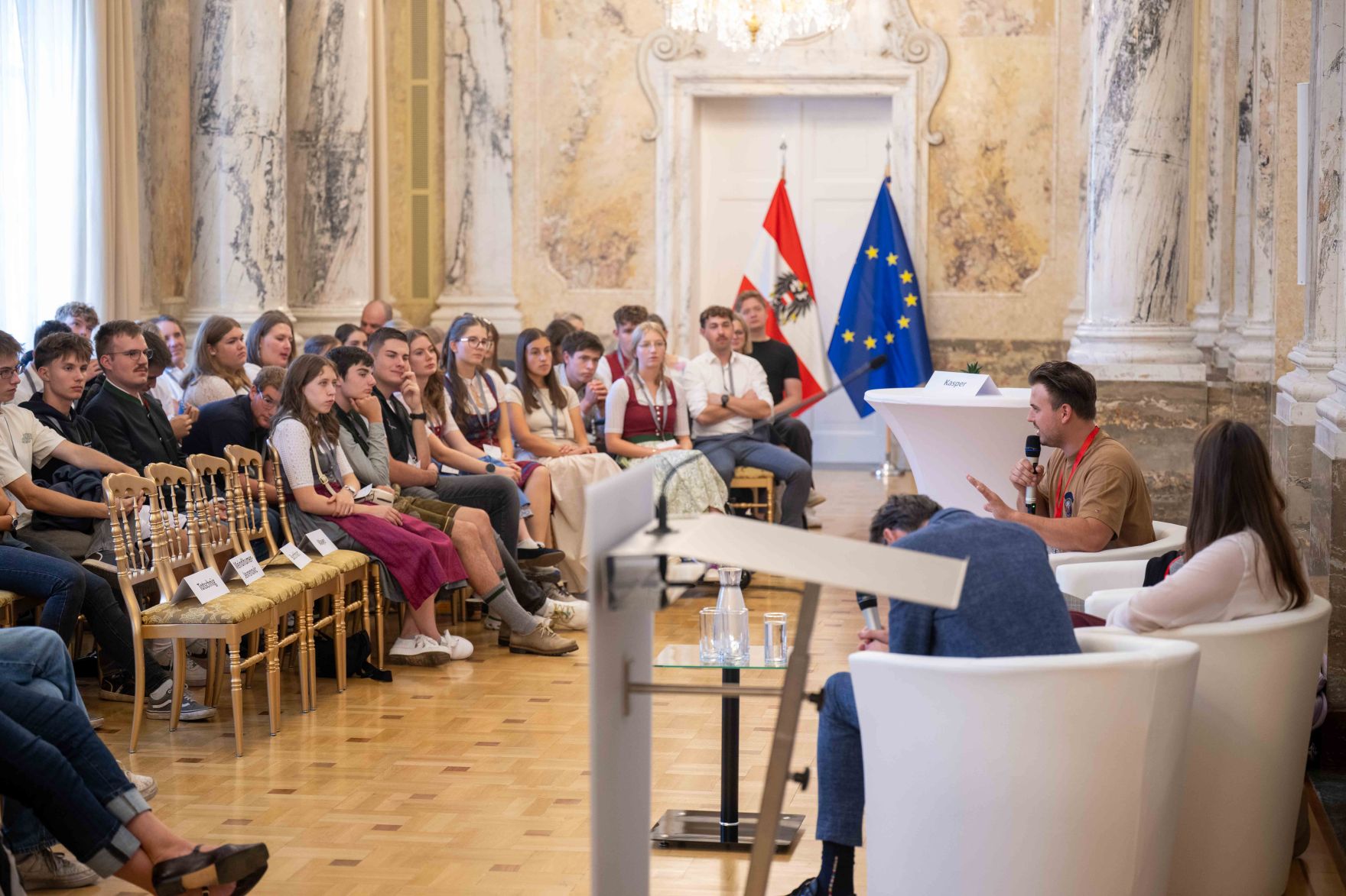 Anl&auml;sslich des "Tag der Demokratie" lud Bundesminister Norbert Totschnig Sch&uuml;lerinnen und Sch&uuml;ler aus landwirtschaftlichen Schulen in das Ministerium am Stubenring ein.