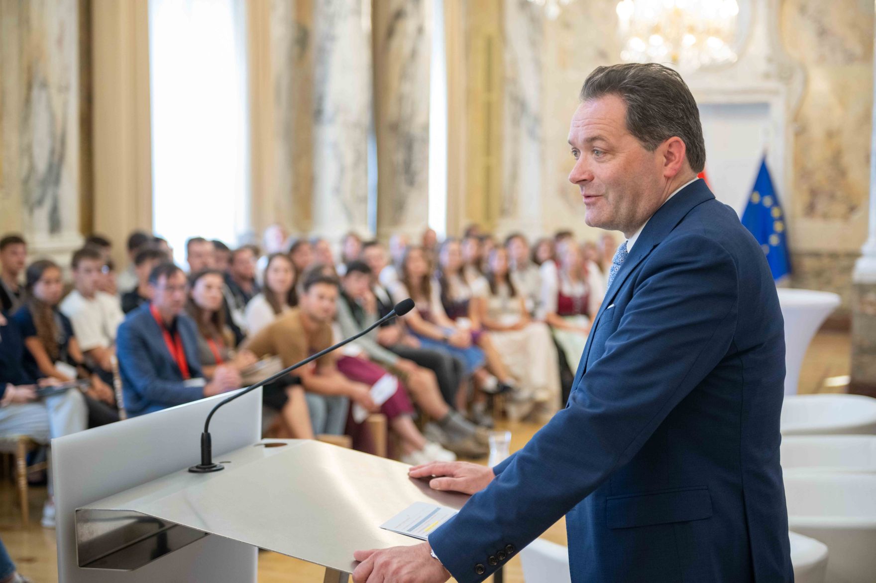 Anl&auml;sslich des "Tag der Demokratie" lud Bundesminister Norbert Totschnig Sch&uuml;lerinnen und Sch&uuml;ler aus landwirtschaftlichen Schulen in das Ministerium am Stubenring ein.