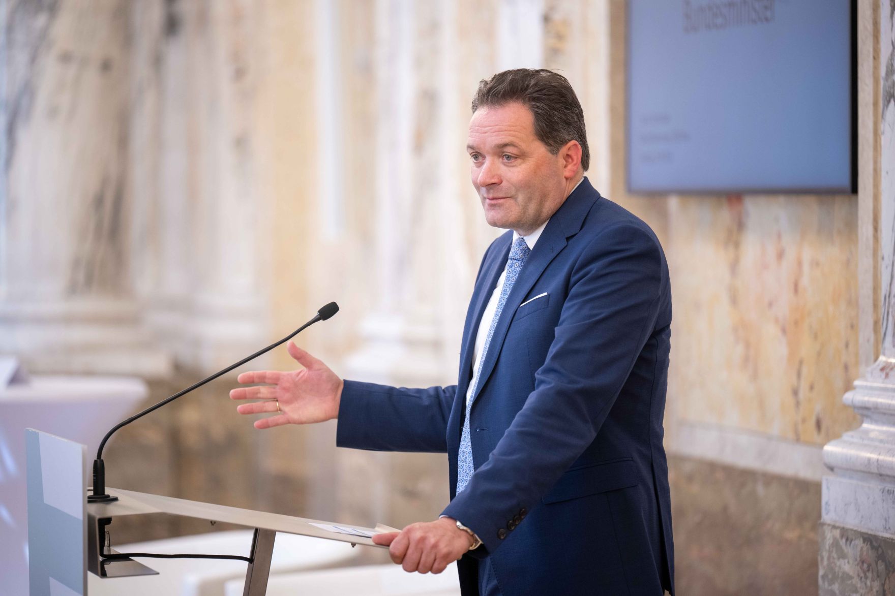 Anl&auml;sslich des "Tag der Demokratie" lud Bundesminister Norbert Totschnig Sch&uuml;lerinnen und Sch&uuml;ler aus landwirtschaftlichen Schulen in das Ministerium am Stubenring ein.