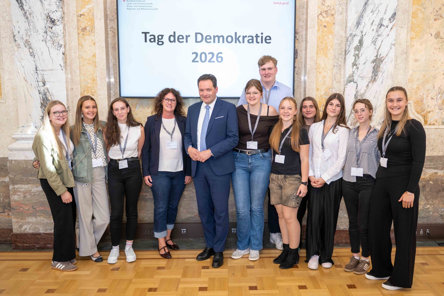 Anl&auml;sslich des "Tag der Demokratie" lud Bundesminister Norbert Totschnig Sch&uuml;lerinnen und Sch&uuml;ler aus landwirtschaftlichen Schulen in das Ministerium am Stubenring ein.