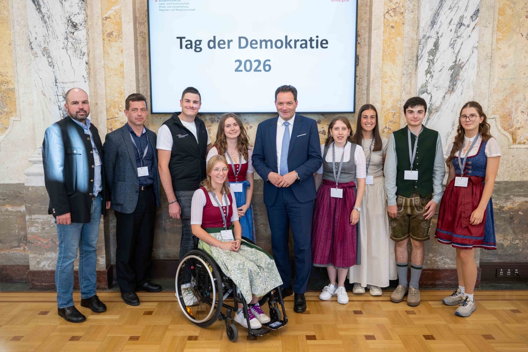 Anl&auml;sslich des "Tag der Demokratie" lud Bundesminister Norbert Totschnig Sch&uuml;lerinnen und Sch&uuml;ler aus landwirtschaftlichen Schulen in das Ministerium am Stubenring ein.
