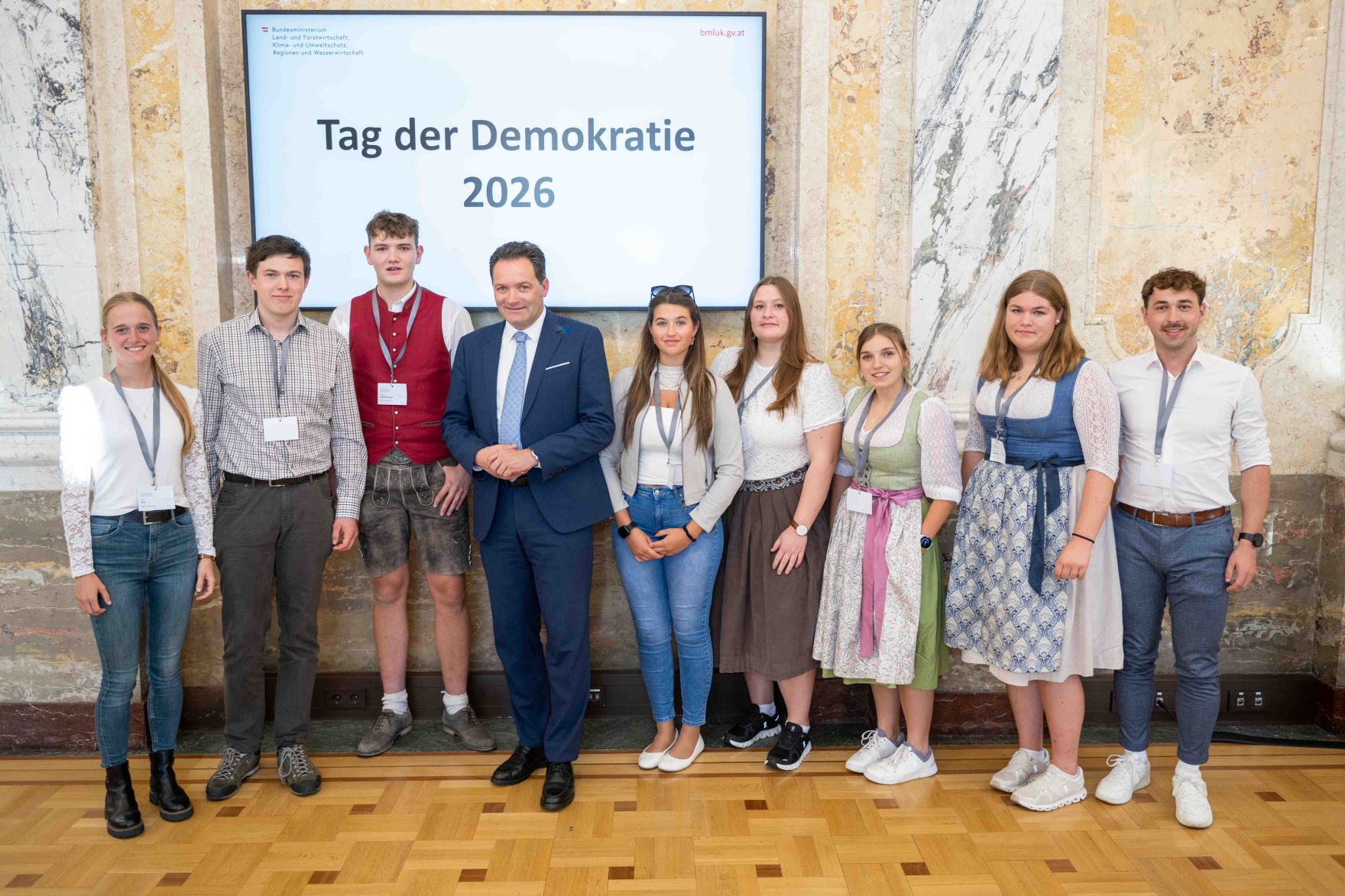 Anl&auml;sslich des "Tag der Demokratie" lud Bundesminister Norbert Totschnig Sch&uuml;lerinnen und Sch&uuml;ler aus landwirtschaftlichen Schulen in das Ministerium am Stubenring ein.