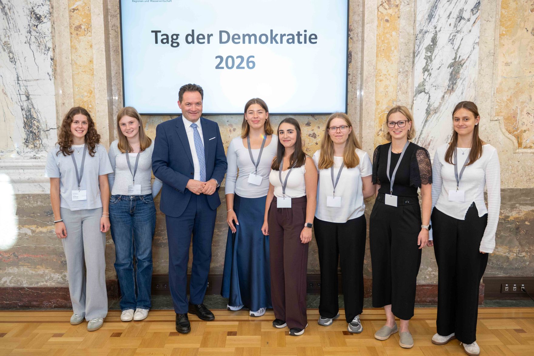 Anl&auml;sslich des "Tag der Demokratie" lud Bundesminister Norbert Totschnig Sch&uuml;lerinnen und Sch&uuml;ler aus landwirtschaftlichen Schulen in das Ministerium am Stubenring ein.